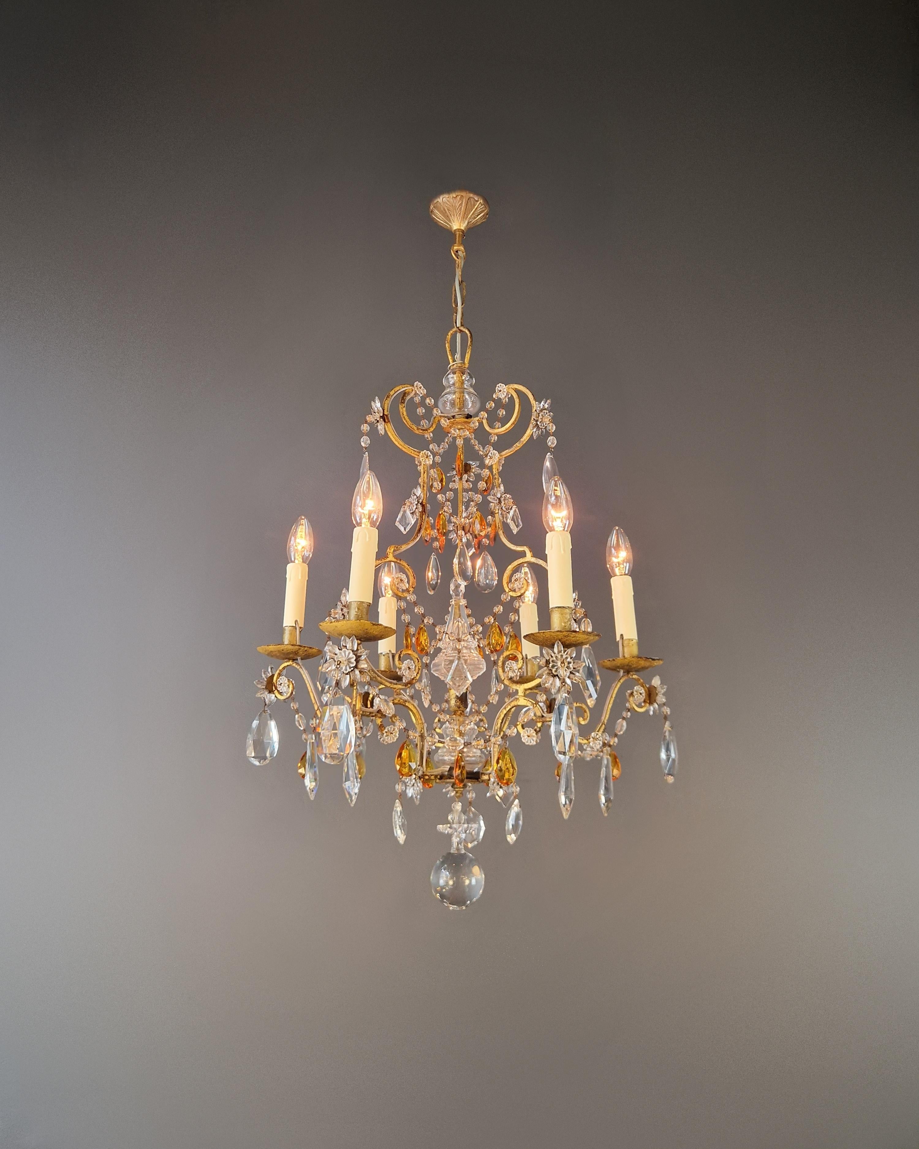 Stile provenzale Lampadario antico storicista francese del 1880 circa in ferro dorato con cristalli d'ambra in vendita