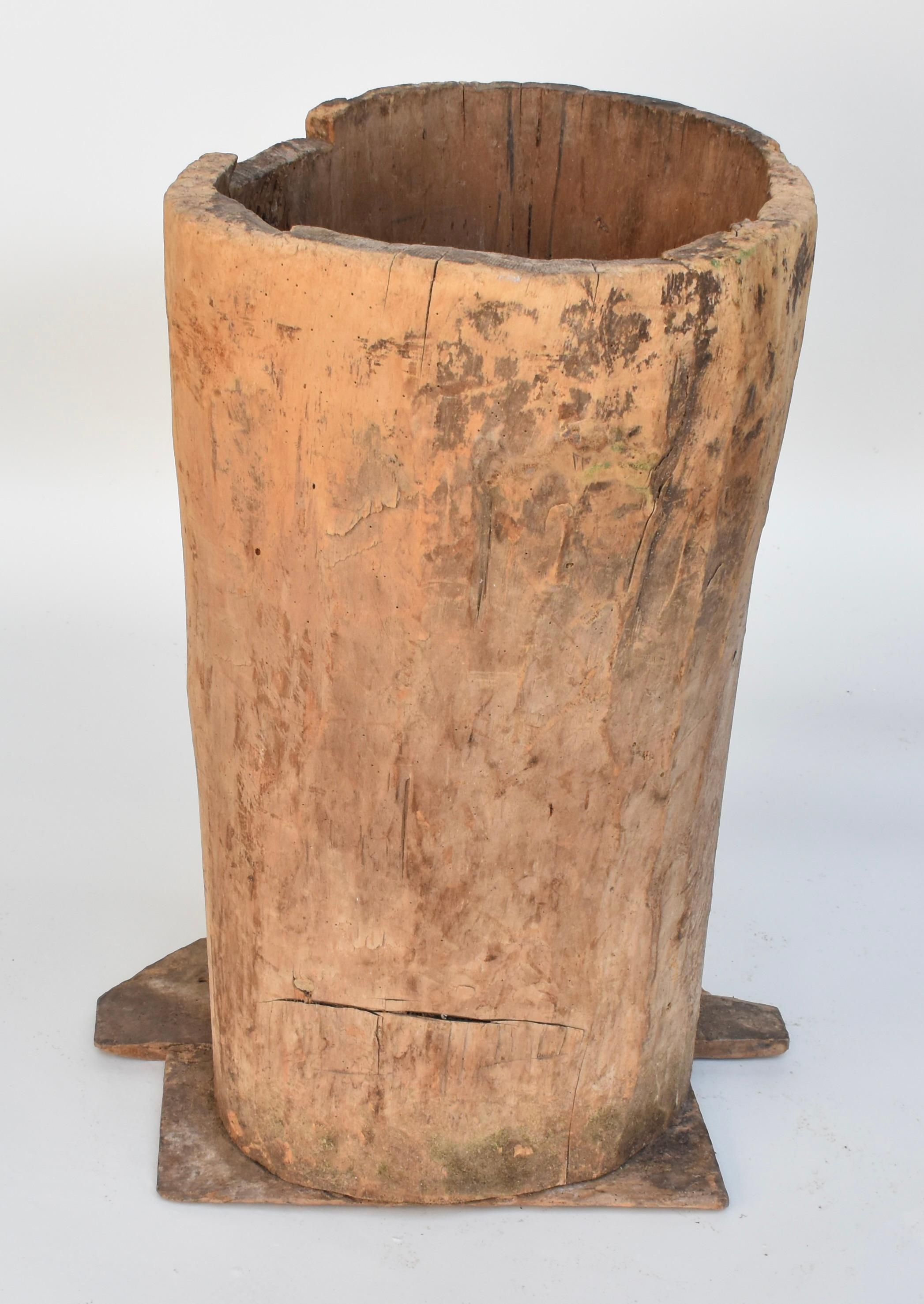 Beautiful French antique hollowed out tree trunk wooden planter from the 19th Century in a primitive and wabi-sabi style. Good condition with some old repairs. Great piece that adds  of character to any room.

Width at the bottom with plank piece