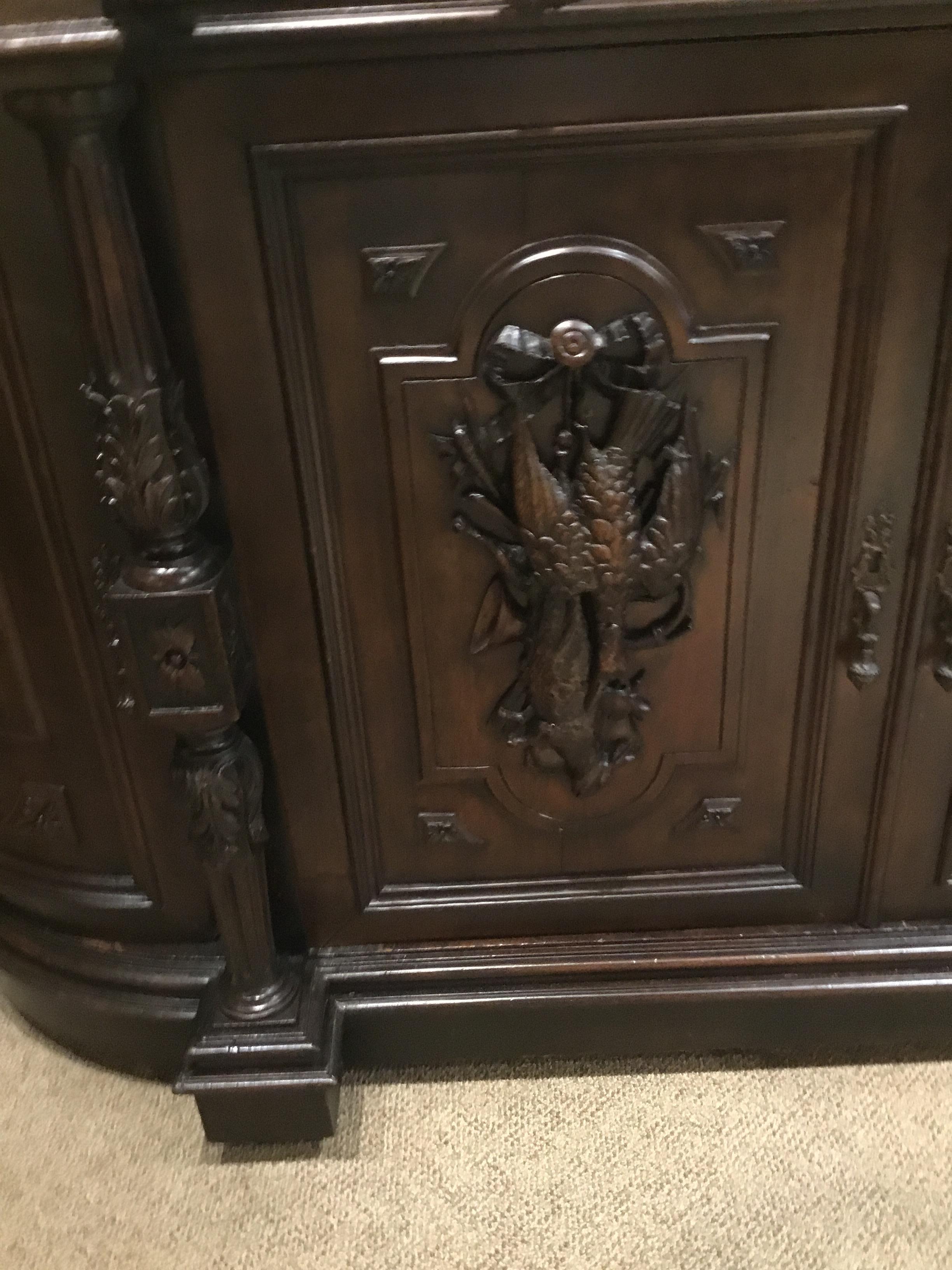 French Antique Hunt Cabinet, circa 1870 in Walnut and Marble Top In Good Condition In Houston, TX