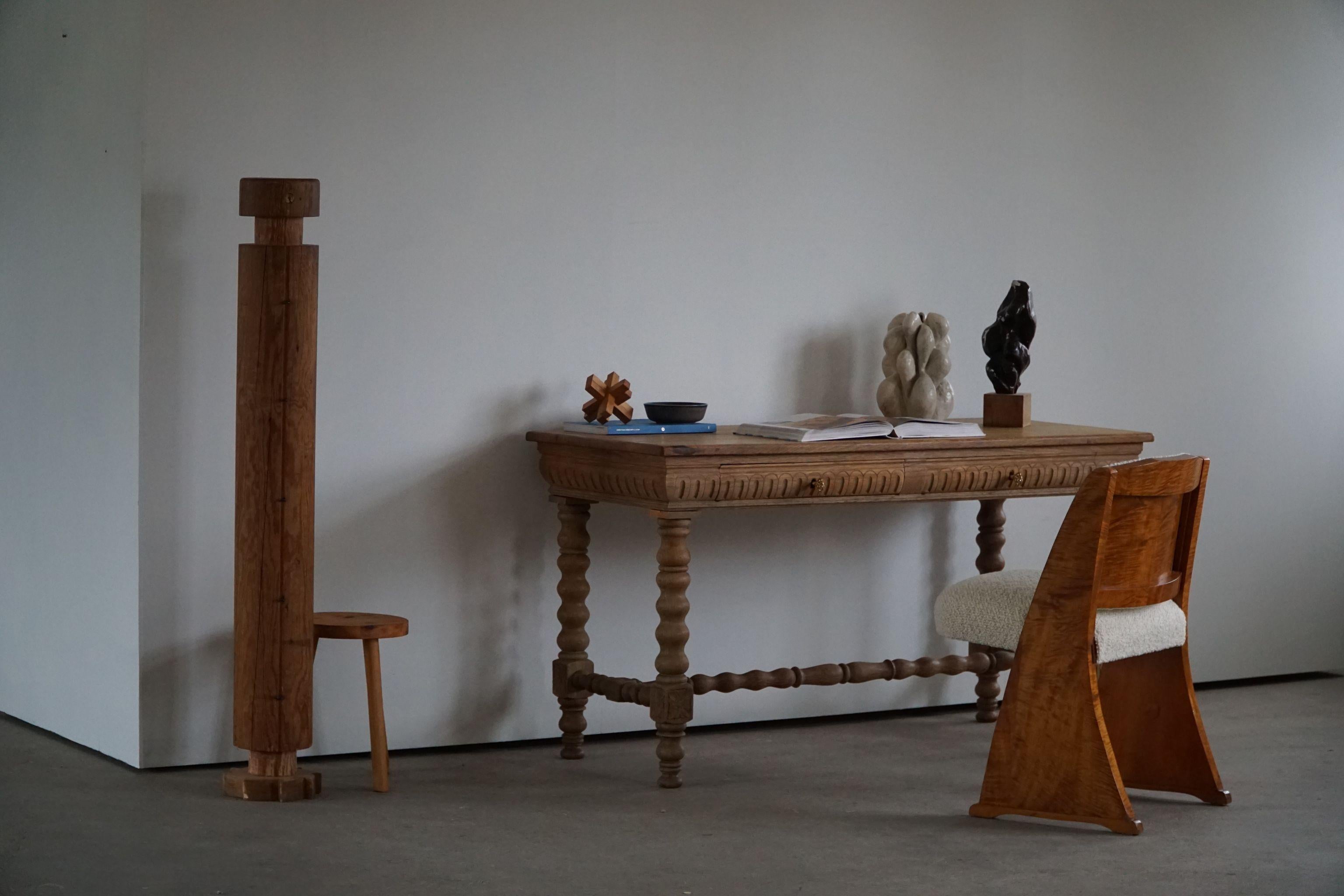 Une belle table sculpturale de salle à manger / bureau de dame en chêne massif. Sculpté à la main par un ébéniste français au XIXe siècle. Elegant pieds tordus sculptés, une belle figure pour l'intérieur moderne. 

Cette table étonnante