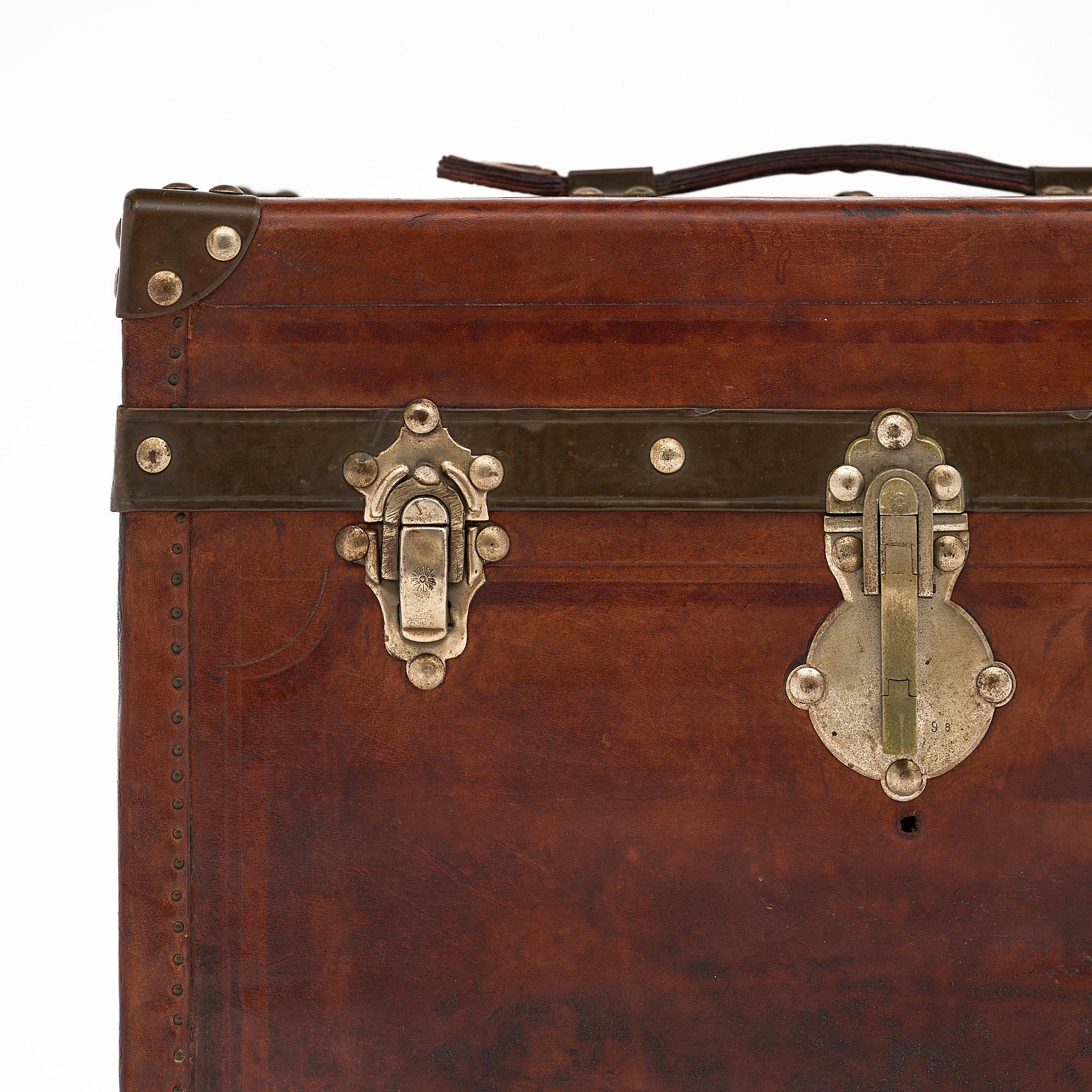 Français Malle de voyage française ancienne en cuir