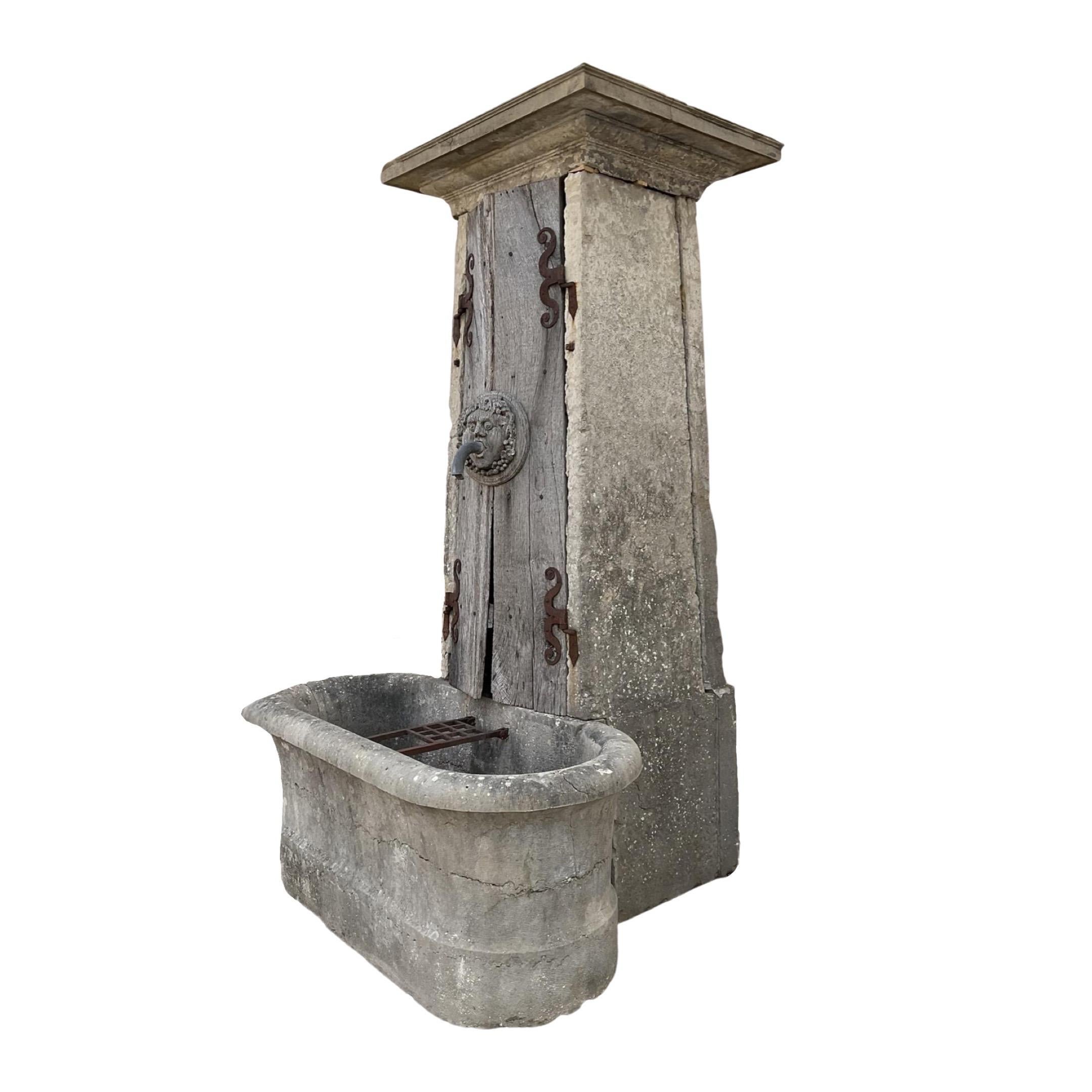Fontana da parete in pietra calcarea Antique French In condizioni buone in vendita a Dallas, TX