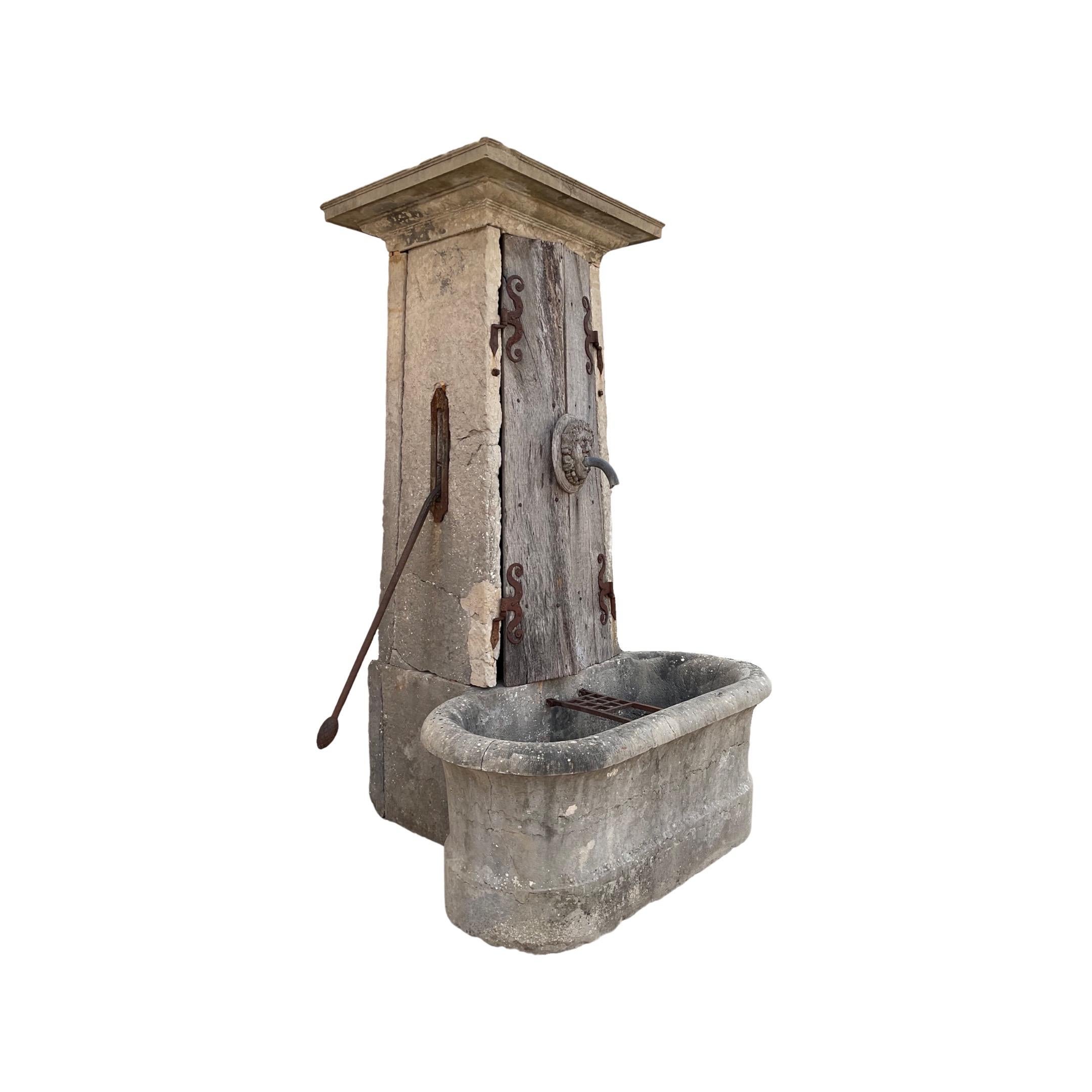 Französischer antiker Kalkstein-Brunnen (18. Jahrhundert und früher) im Angebot
