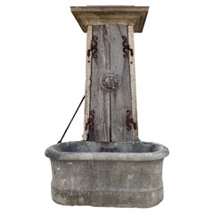 Antiker französischer Wandbrunnen aus Kalkstein
