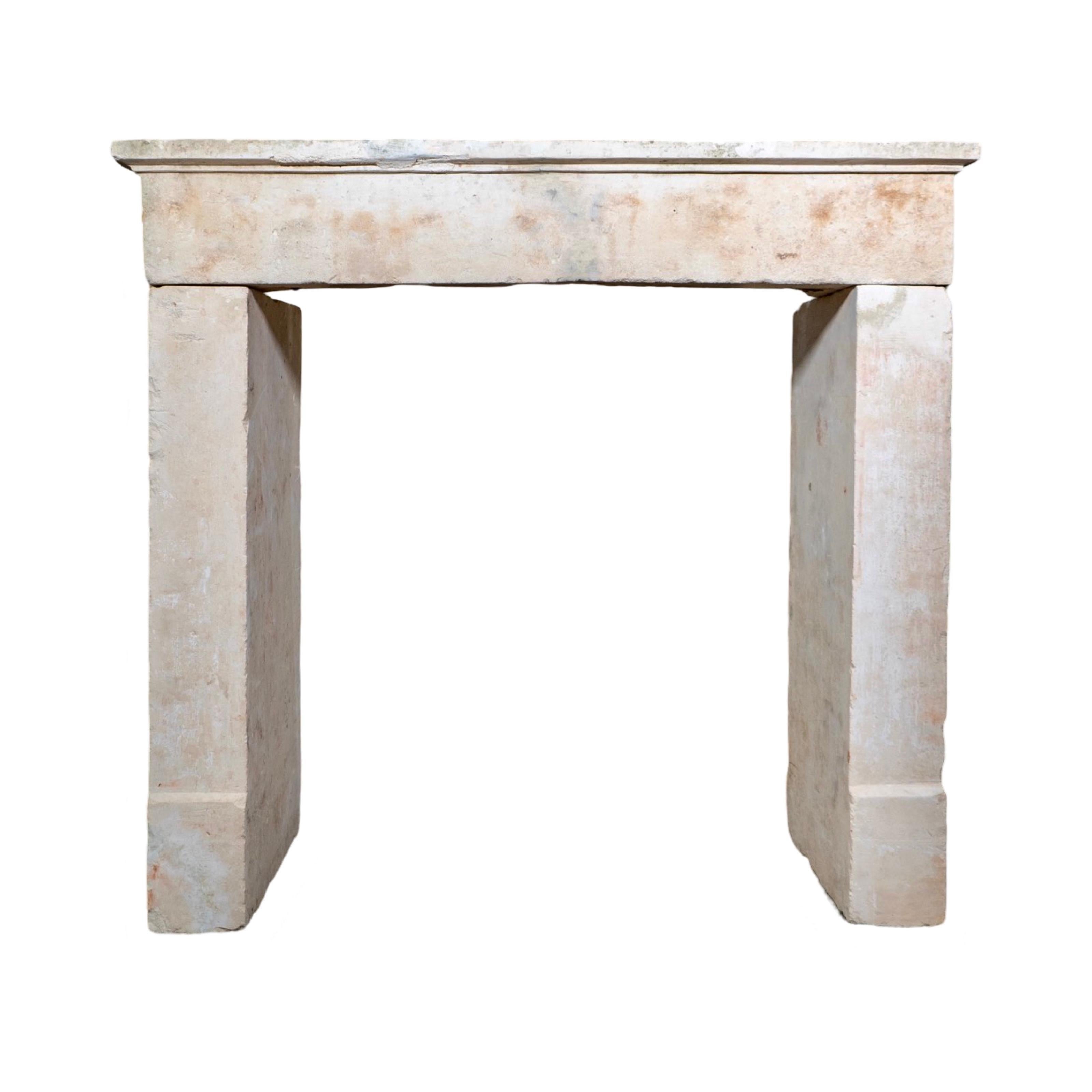 Fabricada en piedra caliza francesa en la década de 1840, esta repisa antigua desprende elegancia y belleza atemporal. Con su duradera construcción de piedra caliza, esta repisa está diseñada para durar generaciones. Añade un toque de encanto