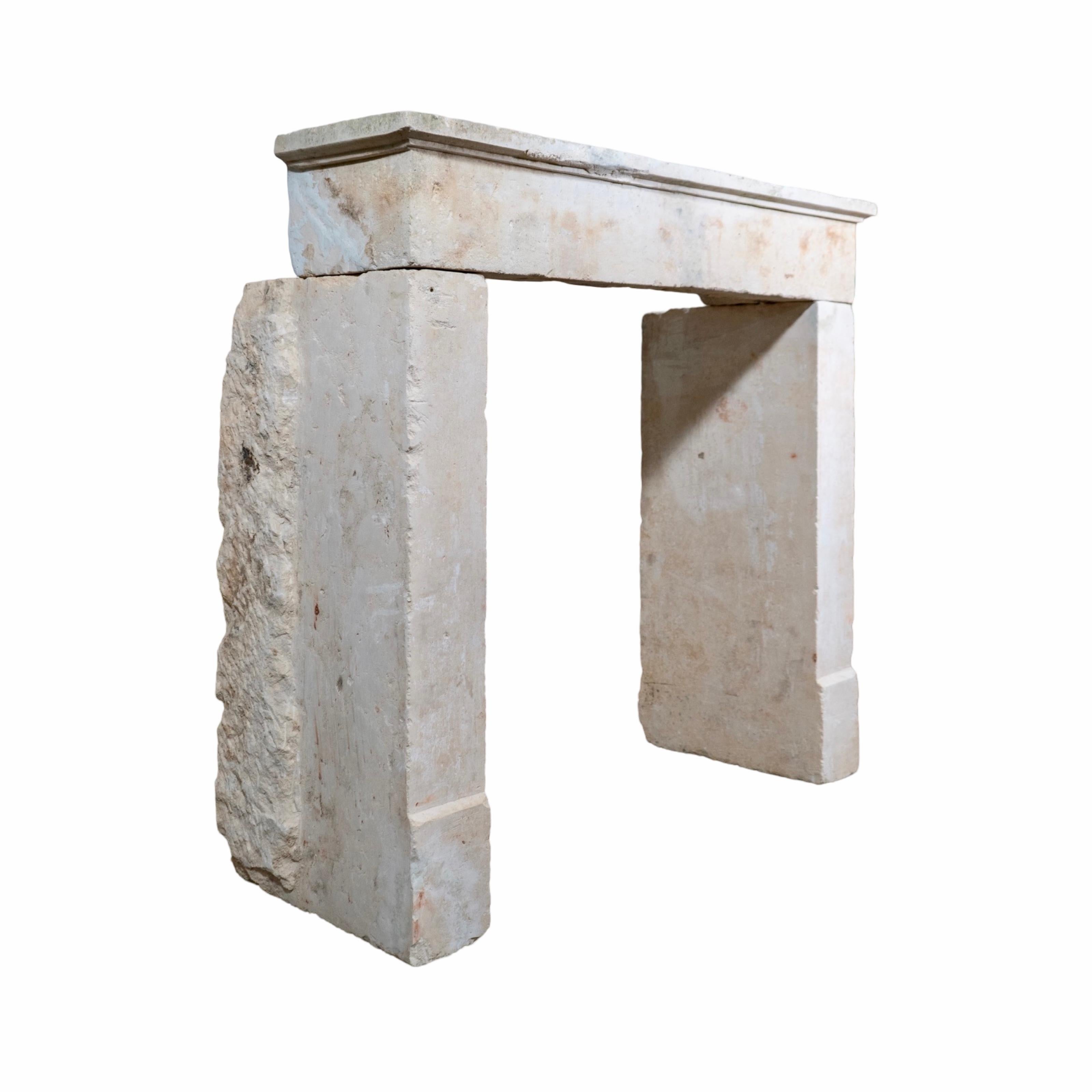 Chimenea francesa de piedra caliza antigua Mediados del siglo XIX