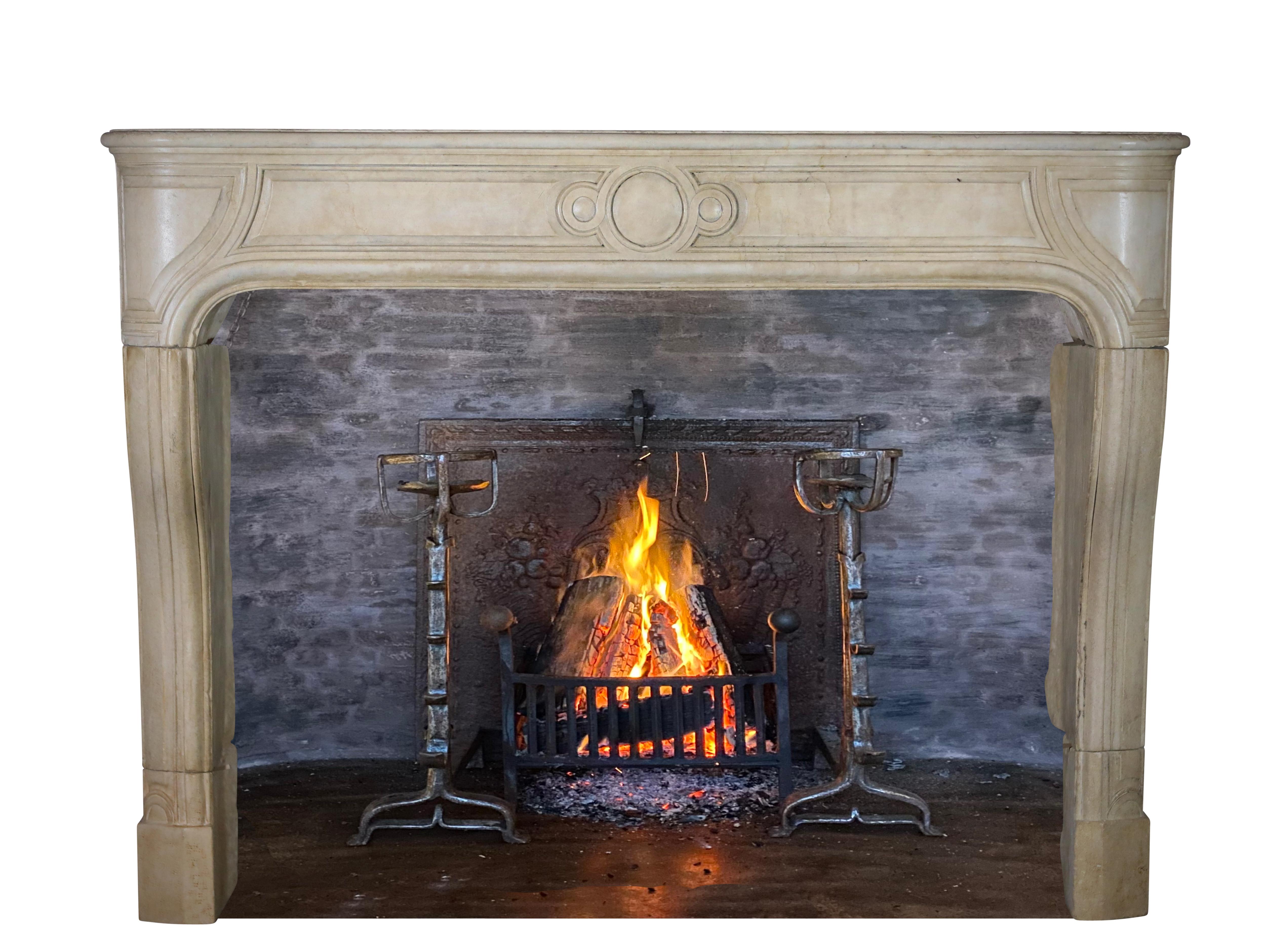 French Antique Louis XIV Limestone Fireplace Surround In Good Condition For Sale In Beervelde, BE