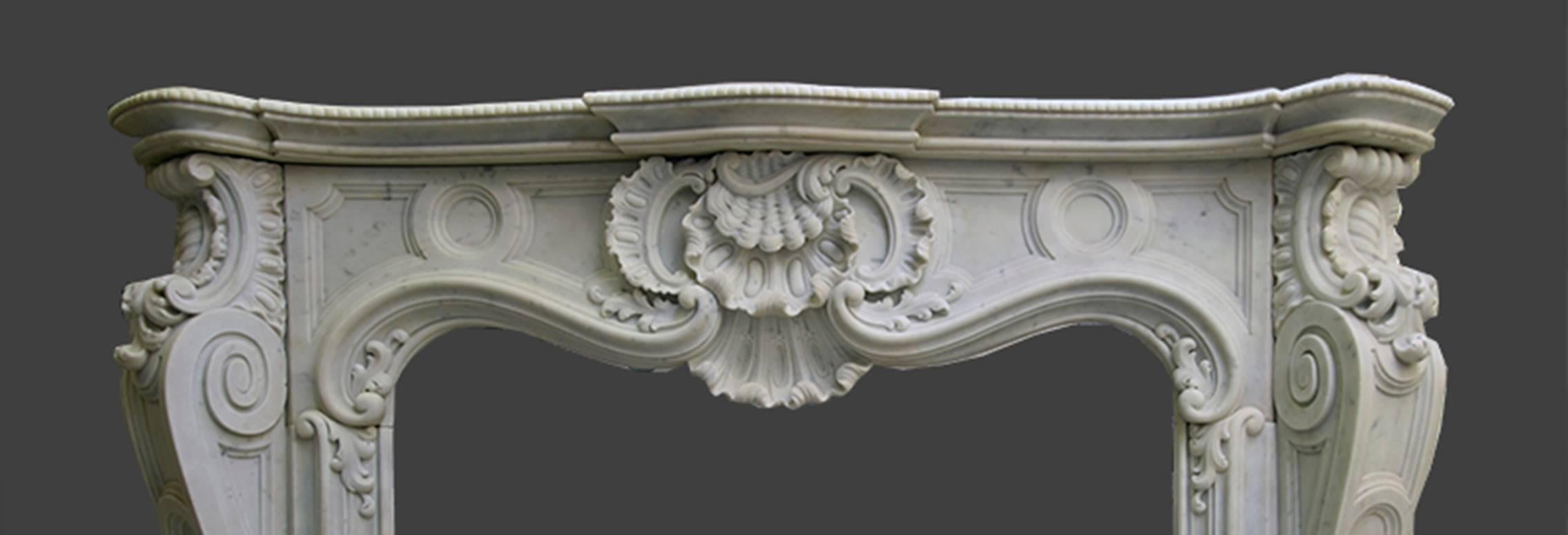 Français Cheminée française ancienne de style Louis XV en marbre de Carrare en vente
