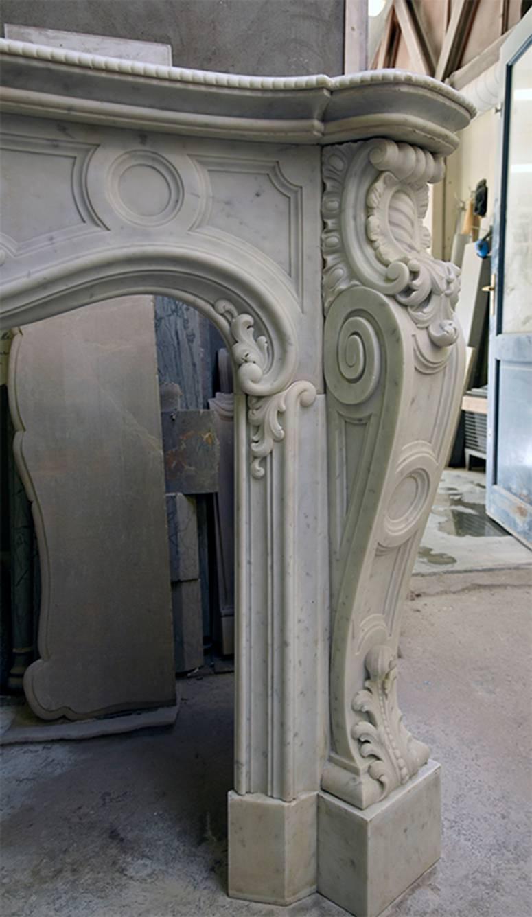 French Antique Louis XV Carrara Marble Fireplace Mantel In Good Condition For Sale In Udenhout, NL