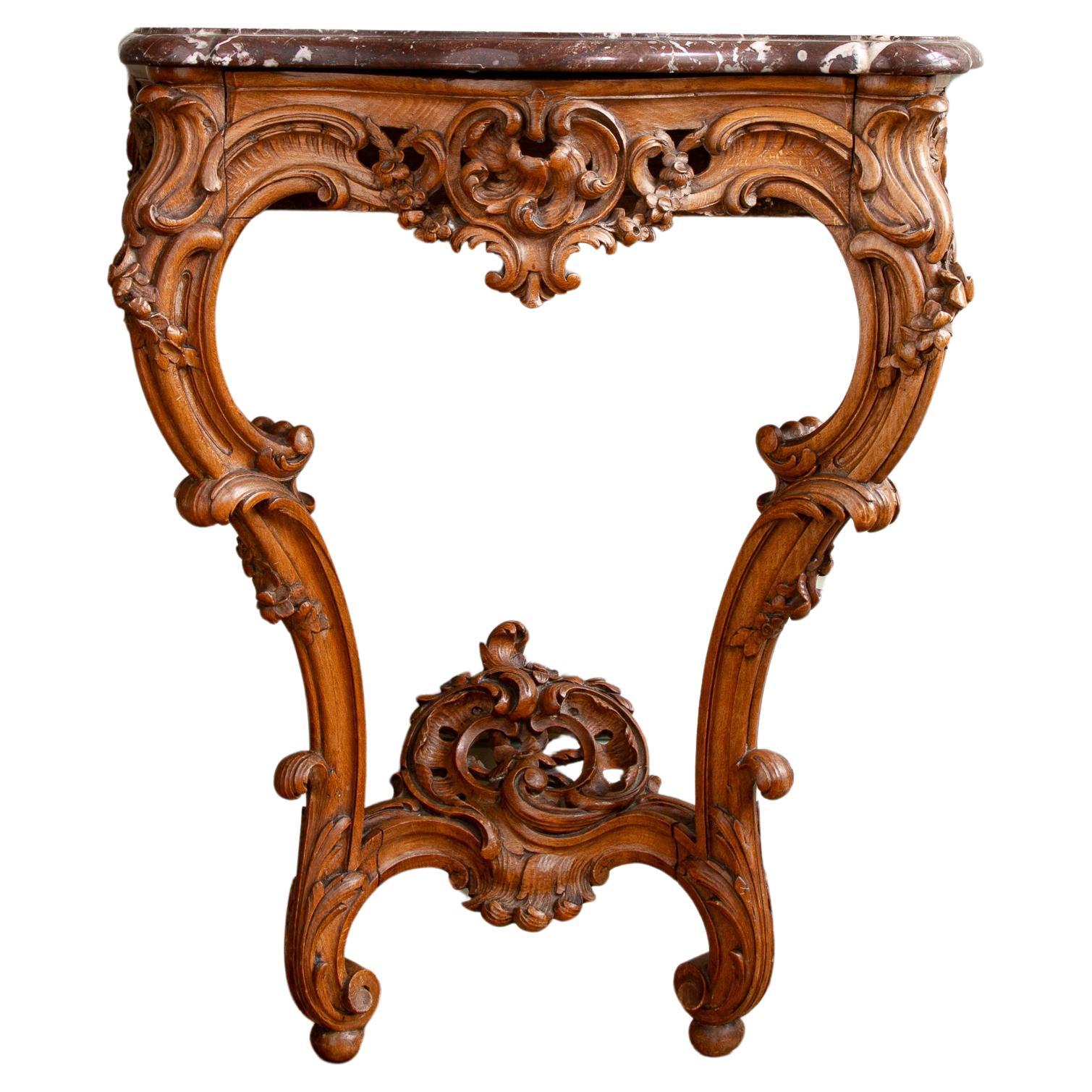 Console ancienne en bois de noyer de style Louis XV avec dessus en marbre