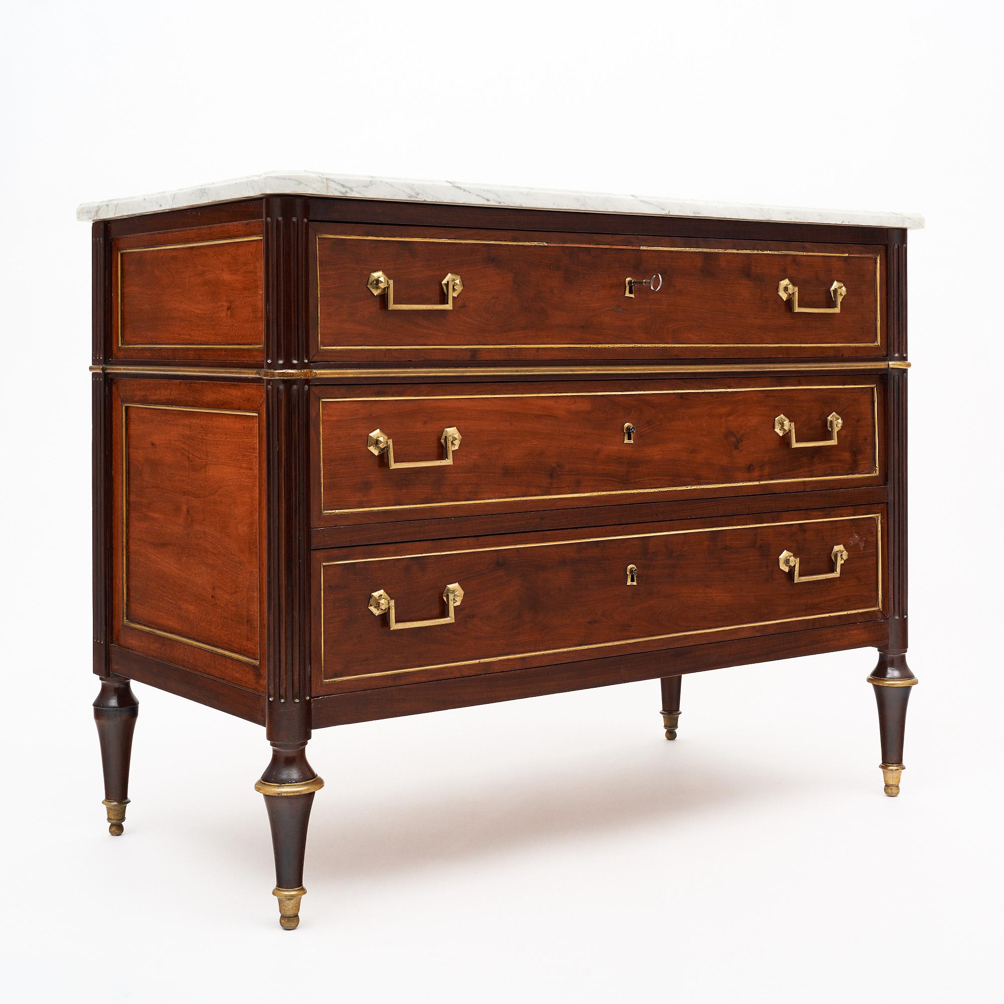 Commode d'époque Louis XVI en France. Cette pièce est fabriquée en bois massif, principalement en acajou. Le coffre a été fini avec un polissage français de qualité muséale avec un lustre très brillant. Trois tiroirs à queue d'aronde sont dotés de