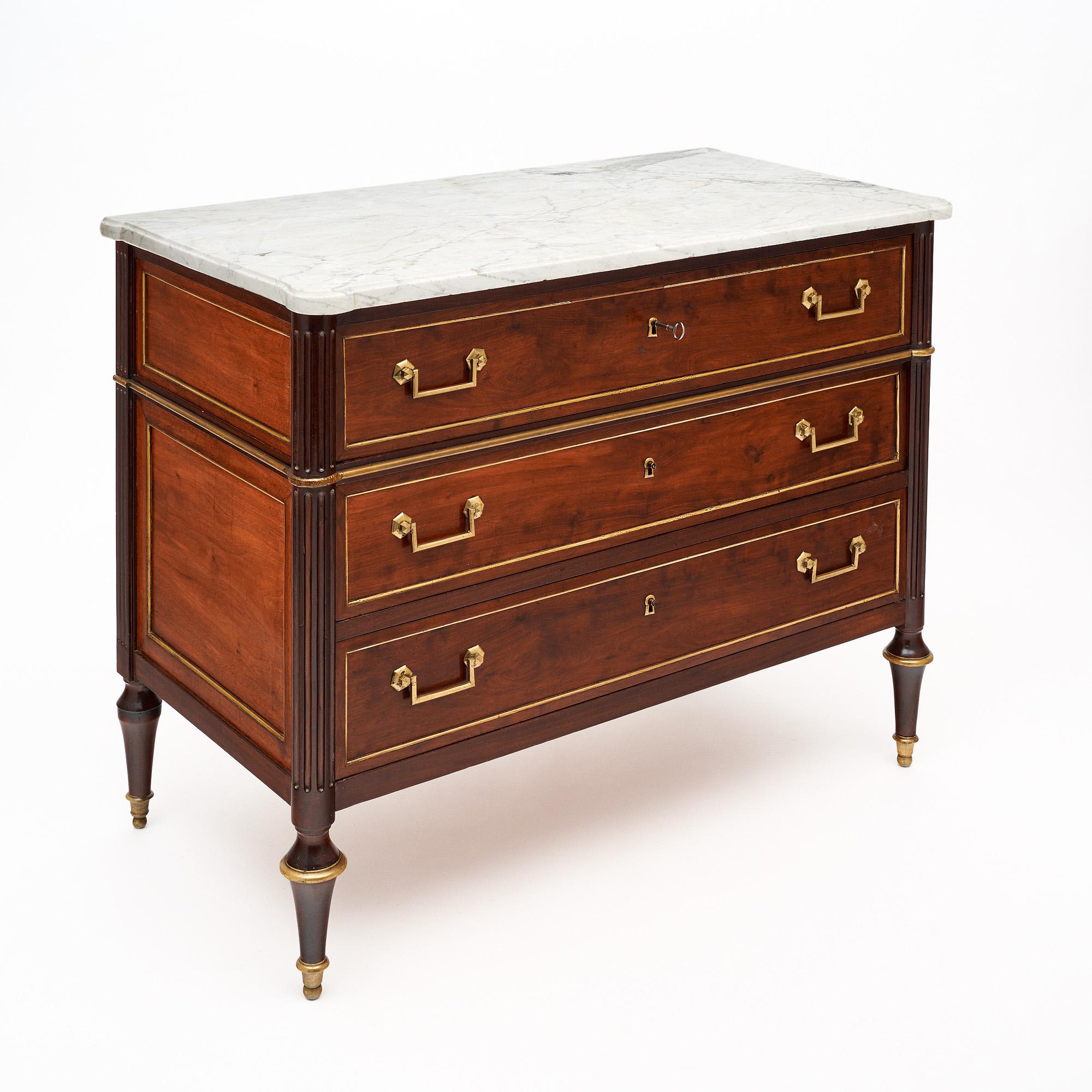 Français Ancienne commode française d'époque Louis XVI en vente