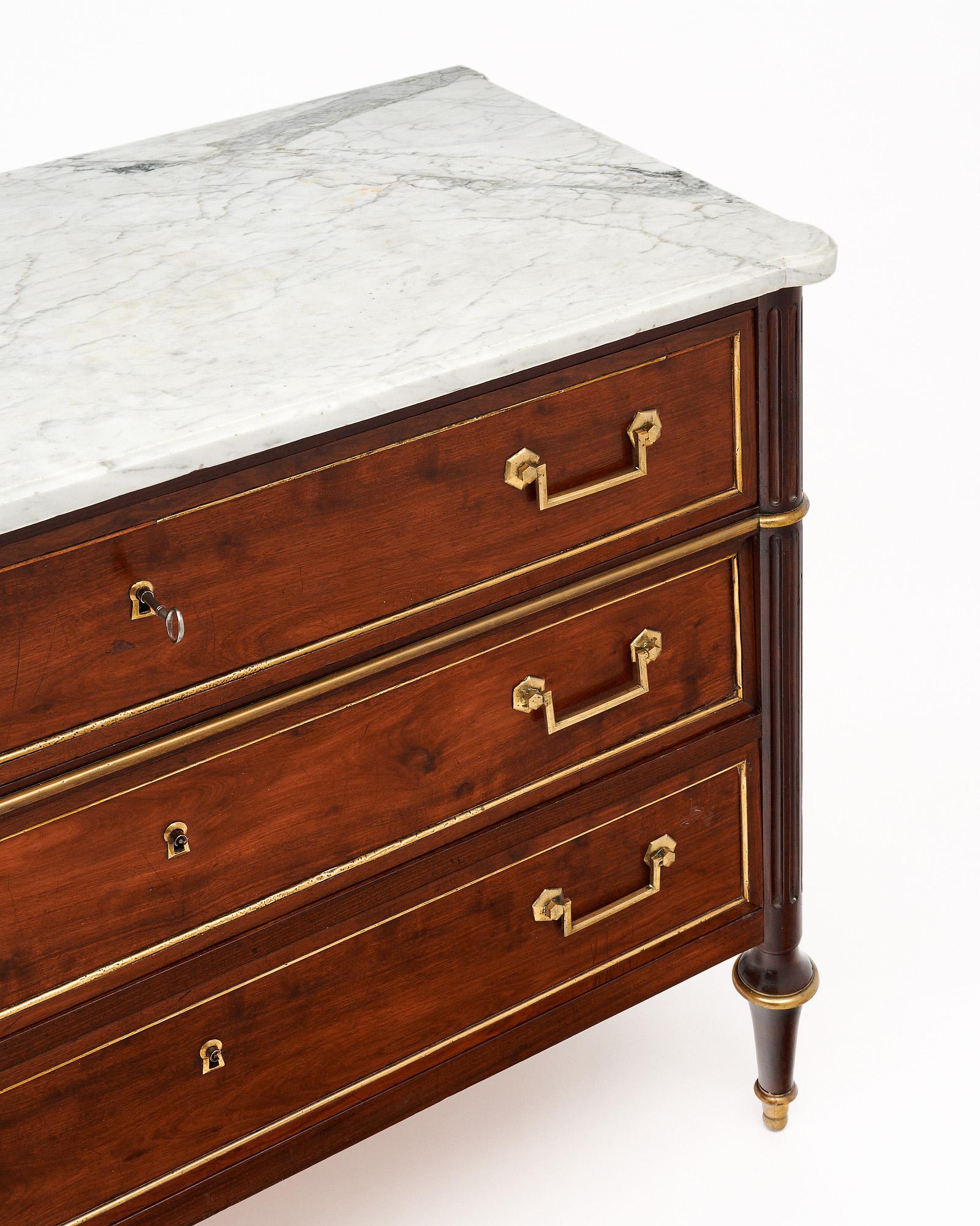 Ancienne commode française d'époque Louis XVI Bon état - En vente à Austin, TX