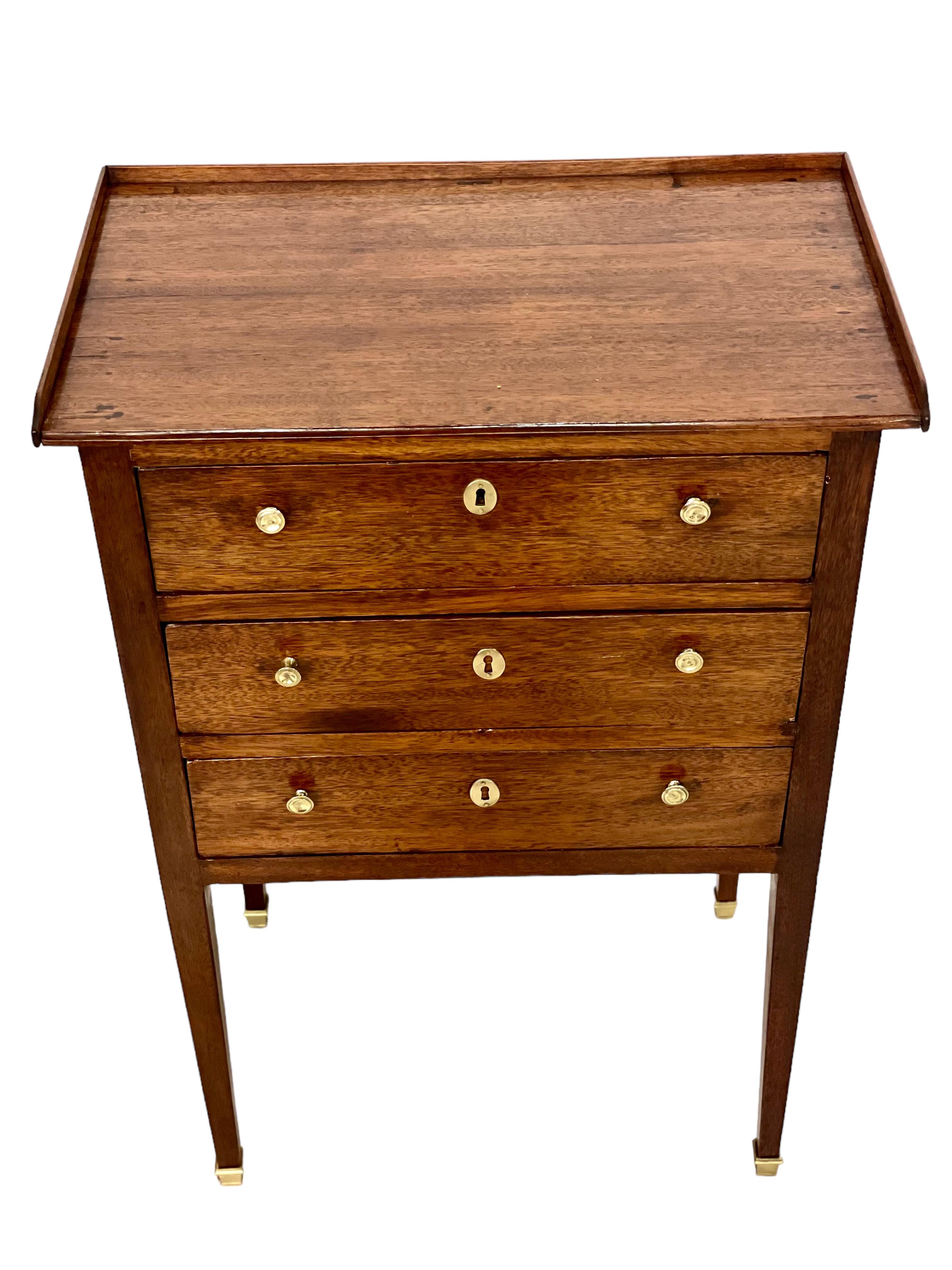 19th Century Louis XVI Walnut Chest of Drawers or Chiffonnier In Good Condition For Sale In LA CIOTAT, FR
