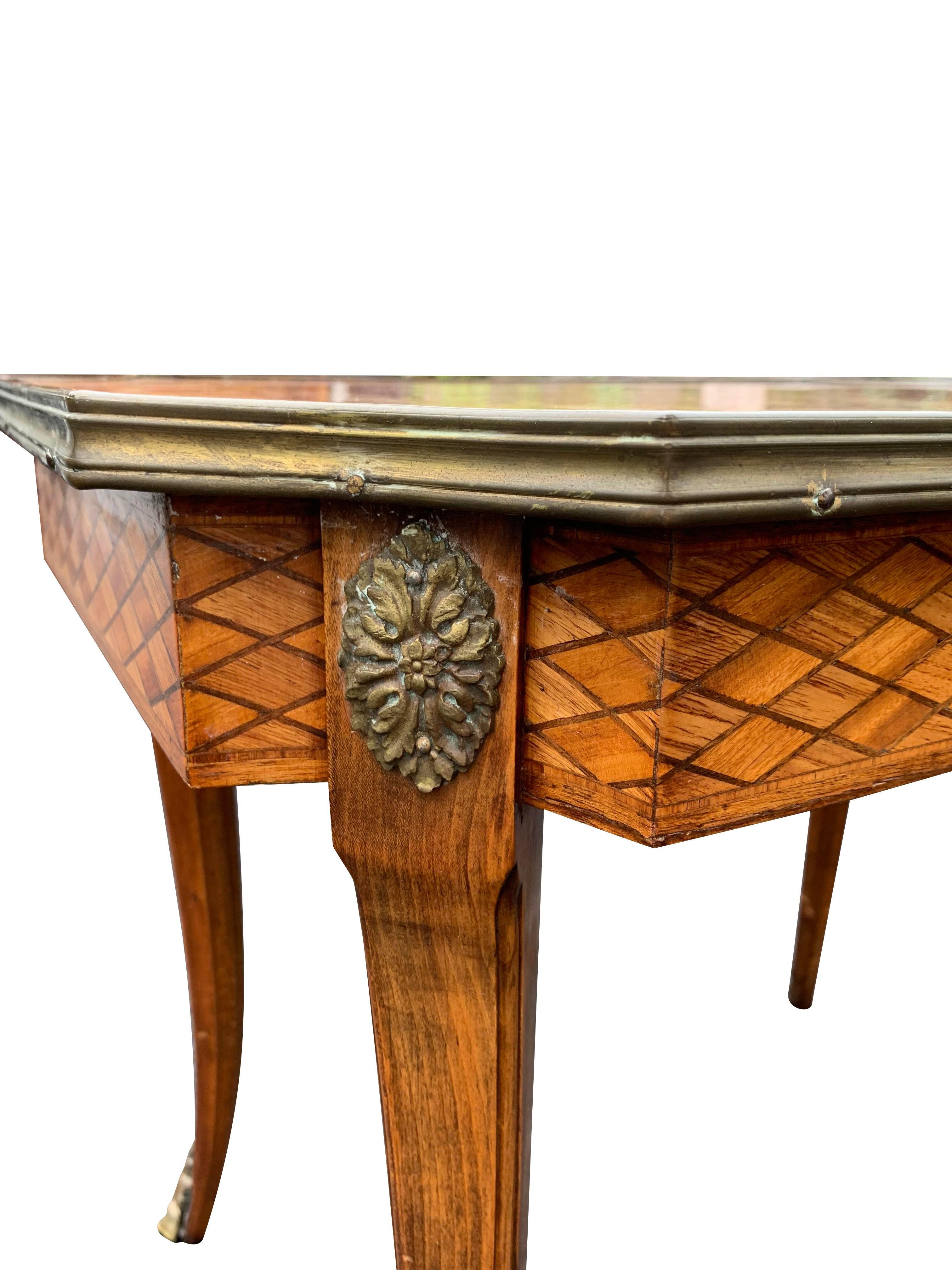 Table d'appoint française ancienne en marbre avec accents de sabots en laiton signée France en vente 4