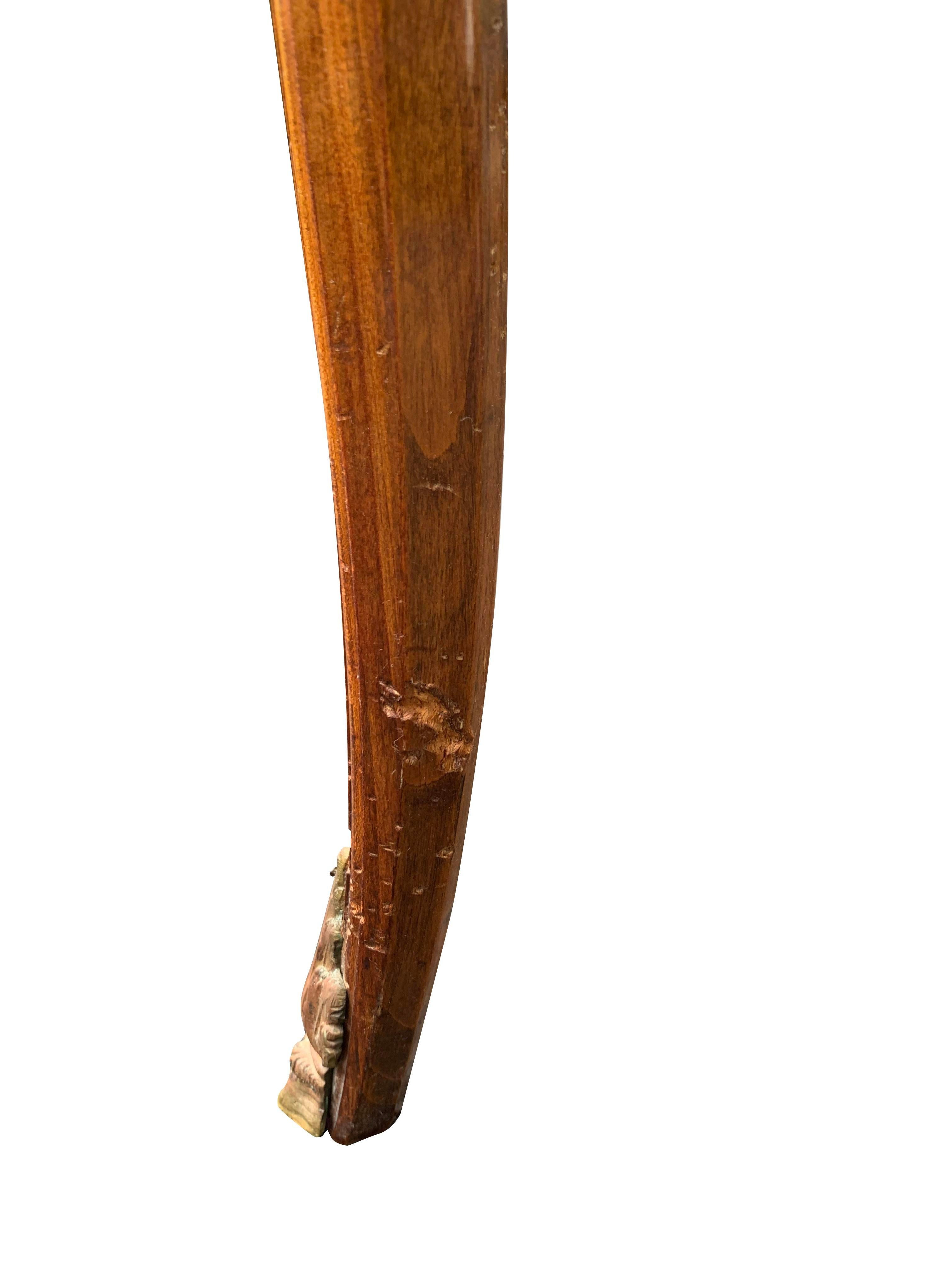 Table d'appoint française ancienne en marbre avec accents de sabots en laiton signée France en vente 5
