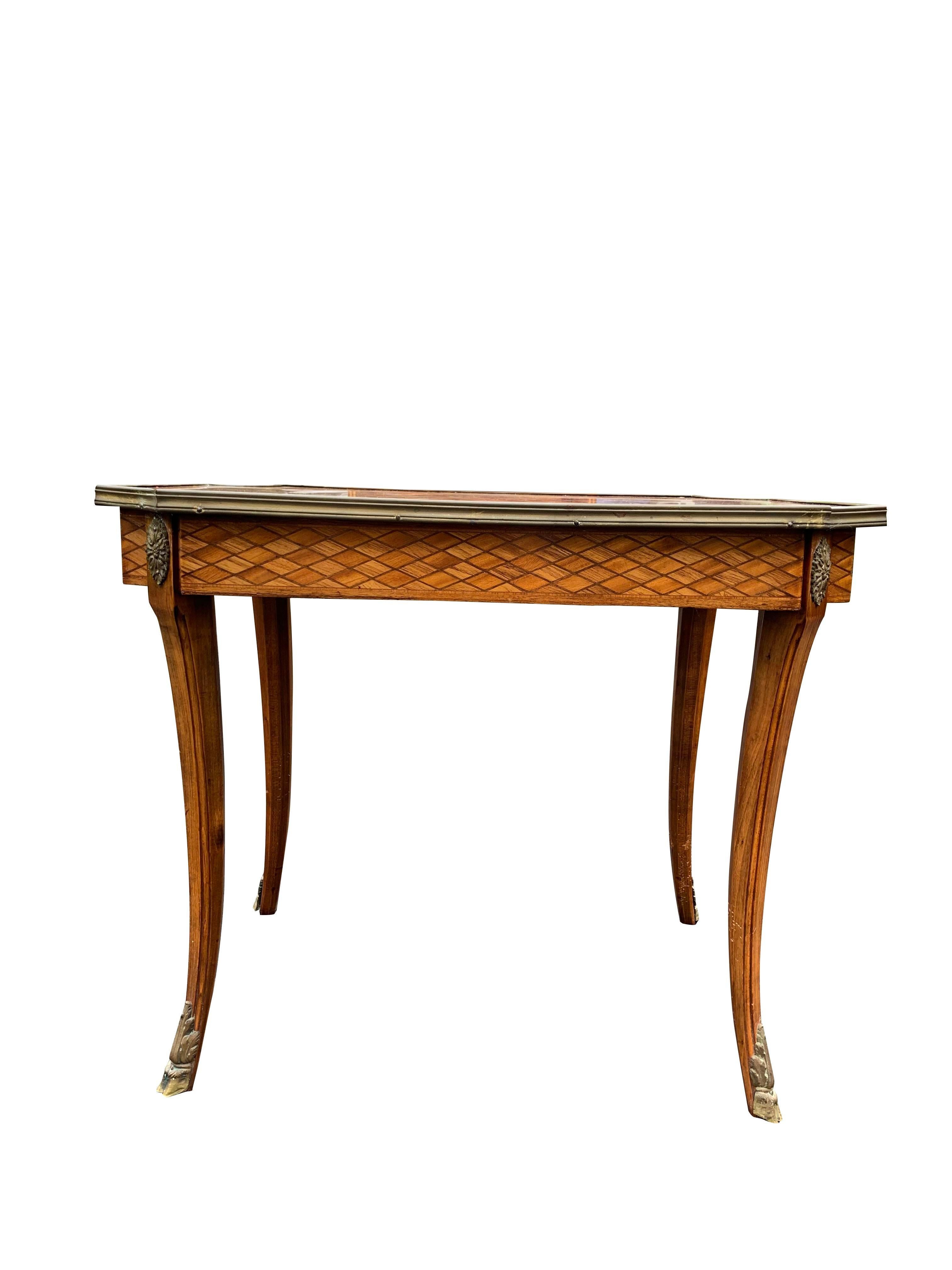 Table d'appoint française ancienne en marbre avec accents de sabots en laiton signée France en vente 6
