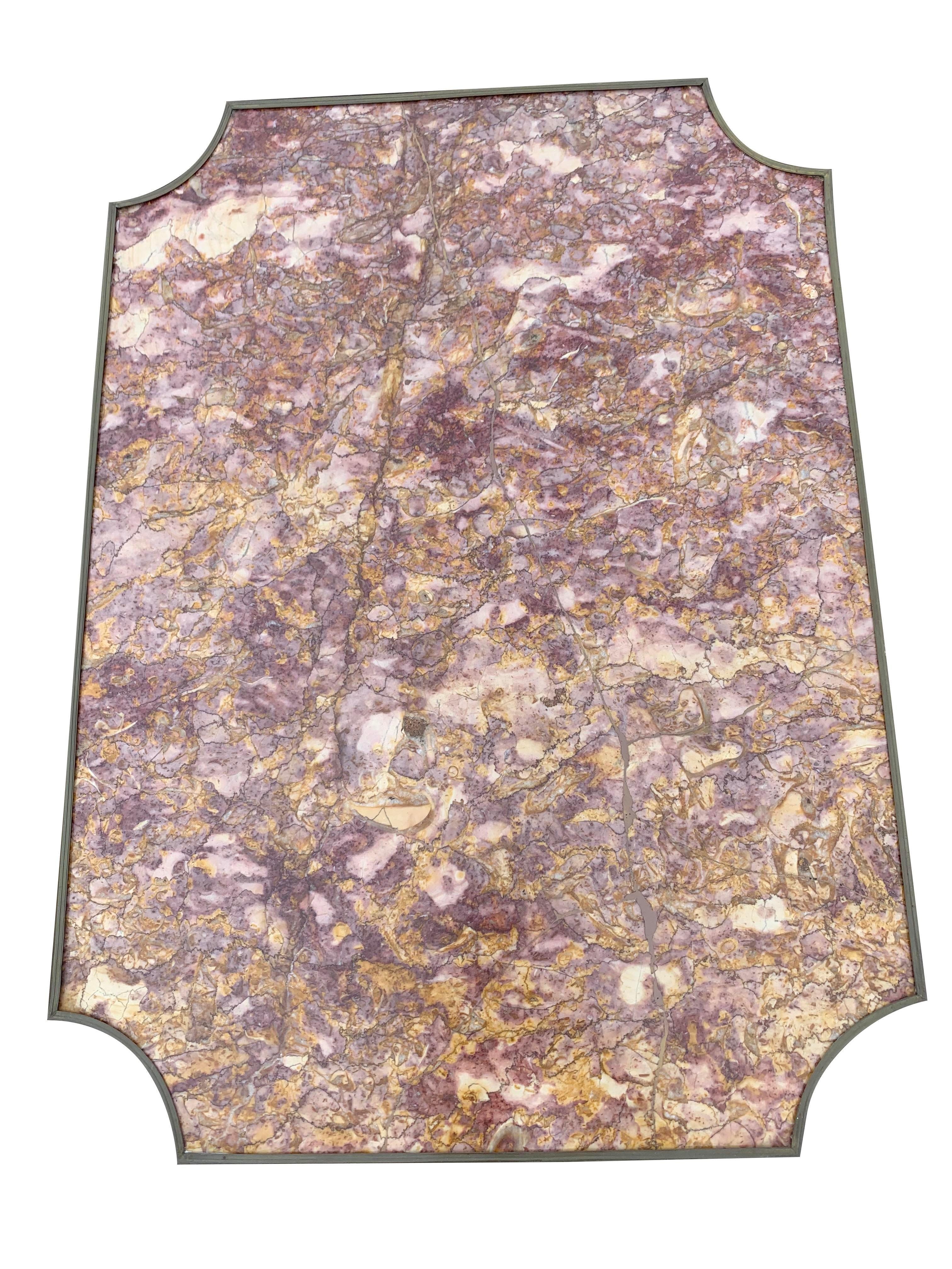 Table d'appoint ou de chevet en marbre antique de style français.

Cette table d'appoint ou d'extrémité en marbre antique de style français rehausse votre intérieur. Cette superbe pièce met en valeur la beauté du marbre naturel, orné d'accents
