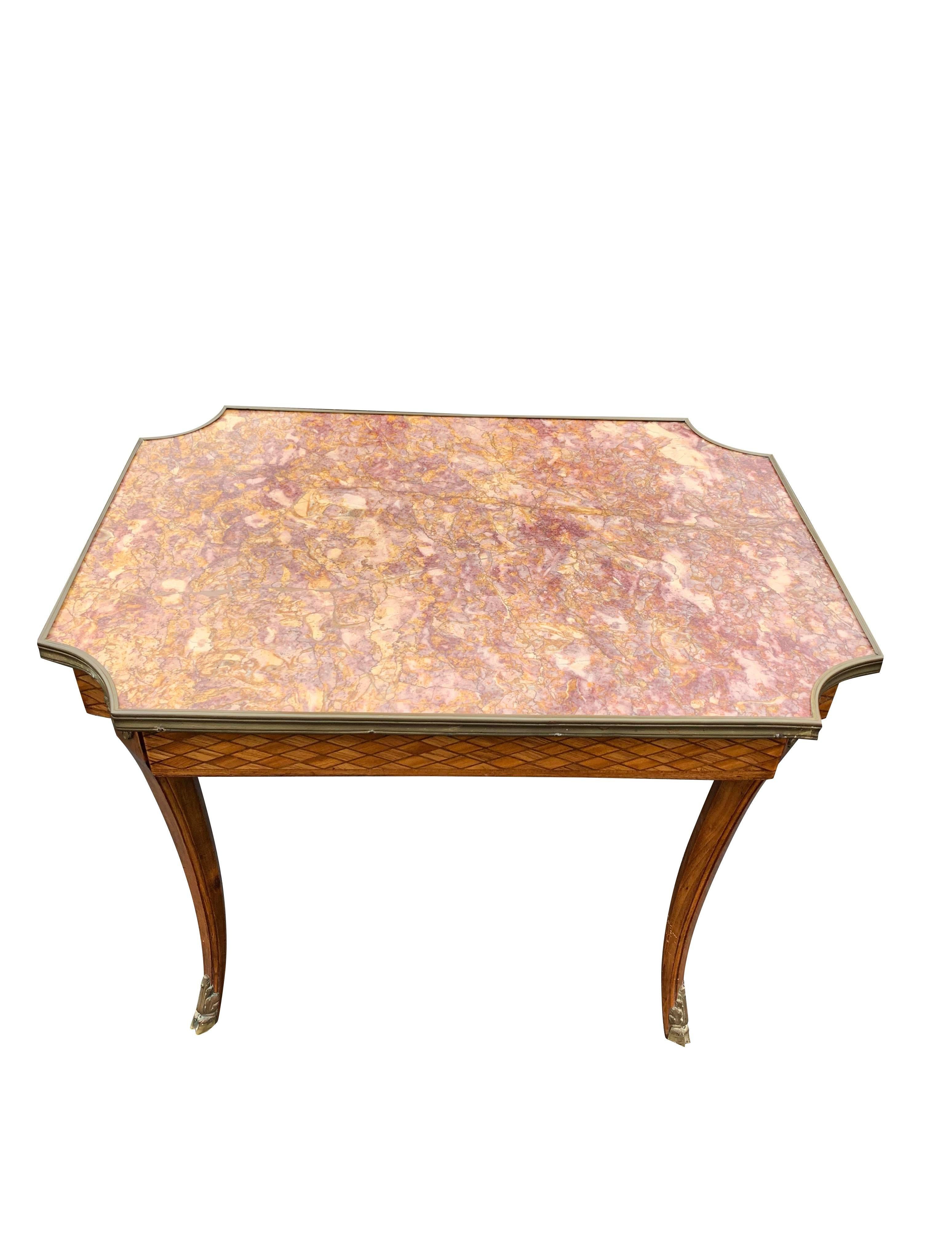 Français Table d'appoint française ancienne en marbre avec accents de sabots en laiton signée France en vente