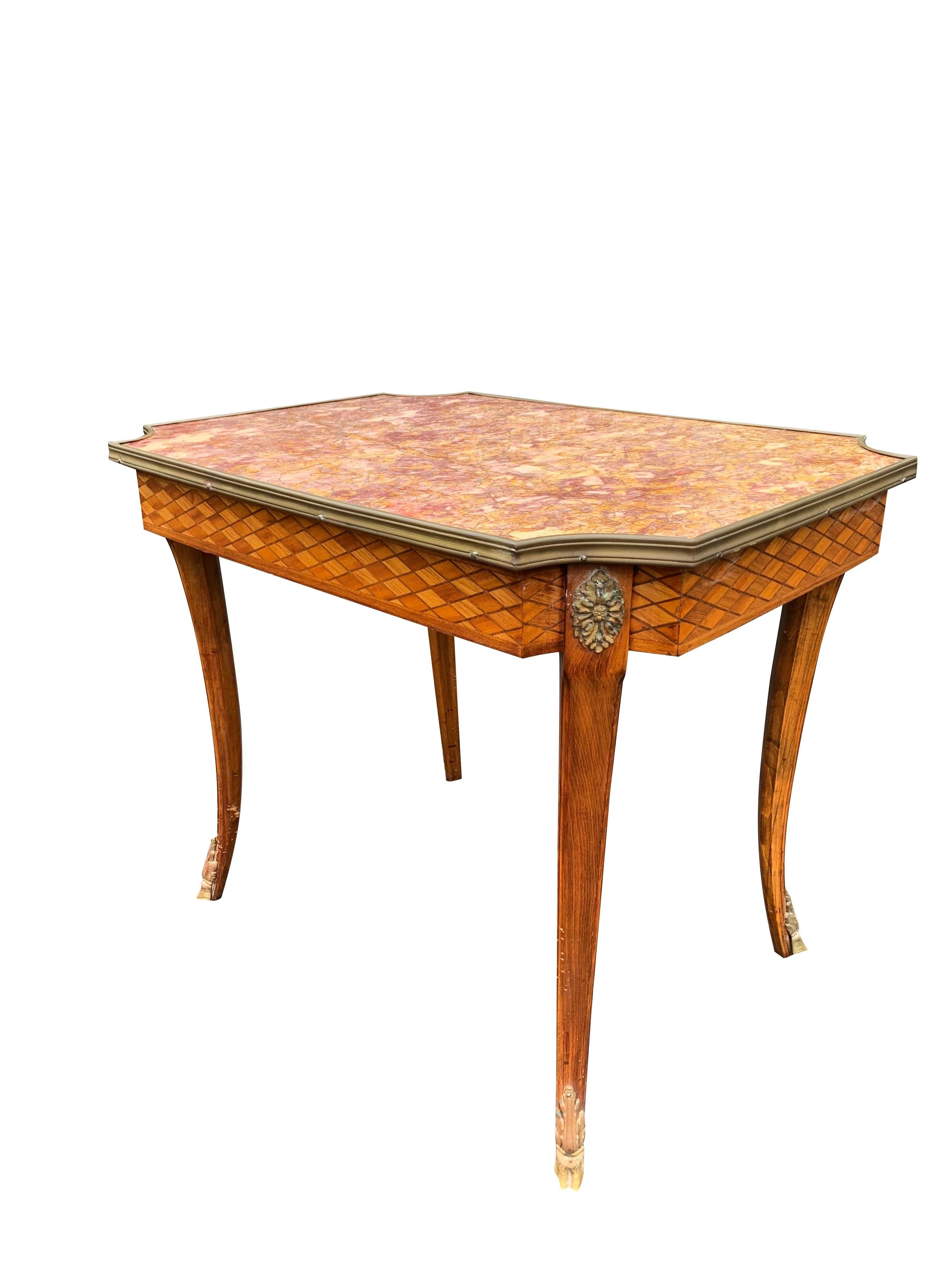 XIXe siècle Table d'appoint française ancienne en marbre avec accents de sabots en laiton signée France en vente