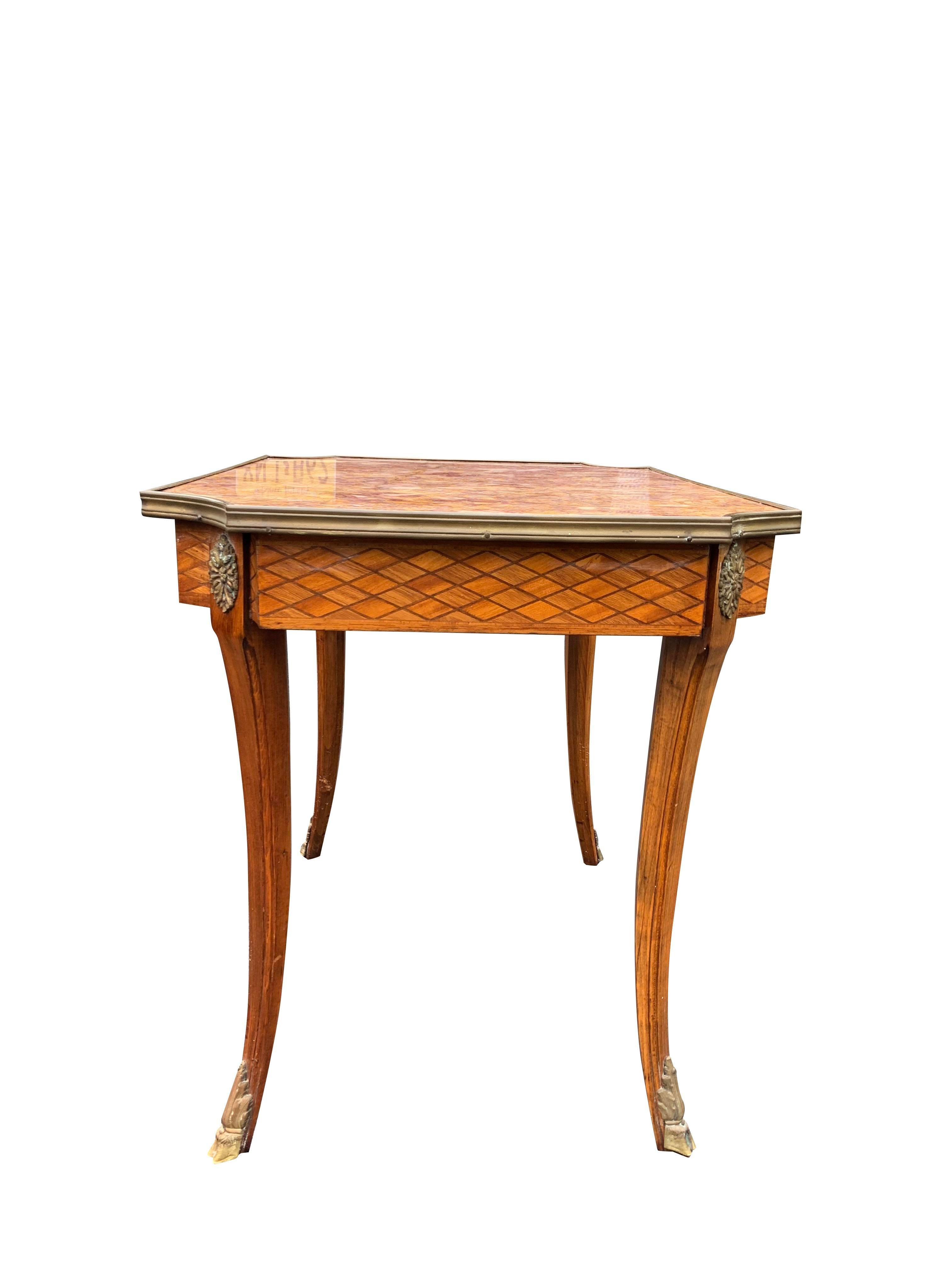 Laiton Table d'appoint française ancienne en marbre avec accents de sabots en laiton signée France en vente