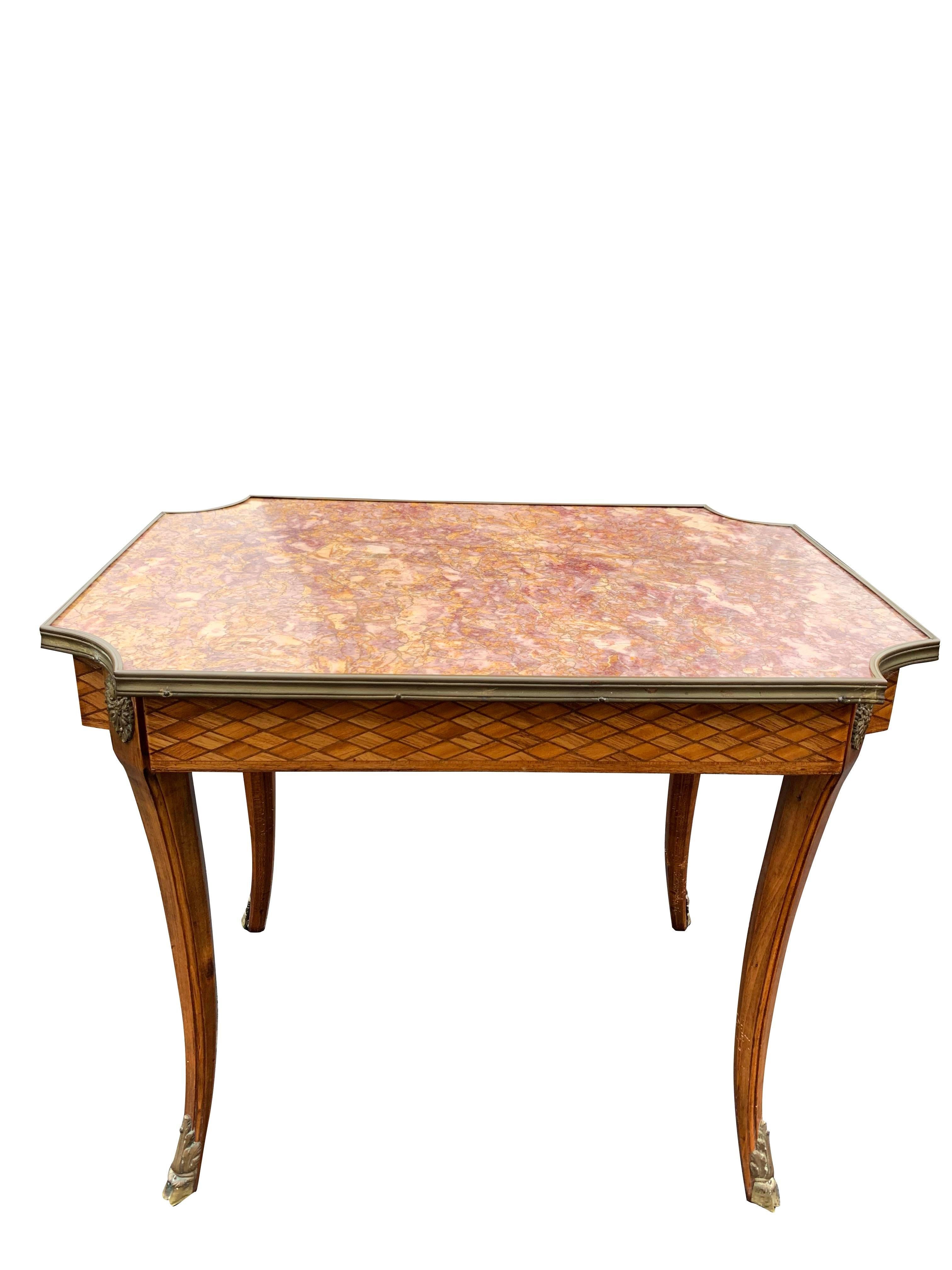 Table d'appoint française ancienne en marbre avec accents de sabots en laiton signée France en vente 1