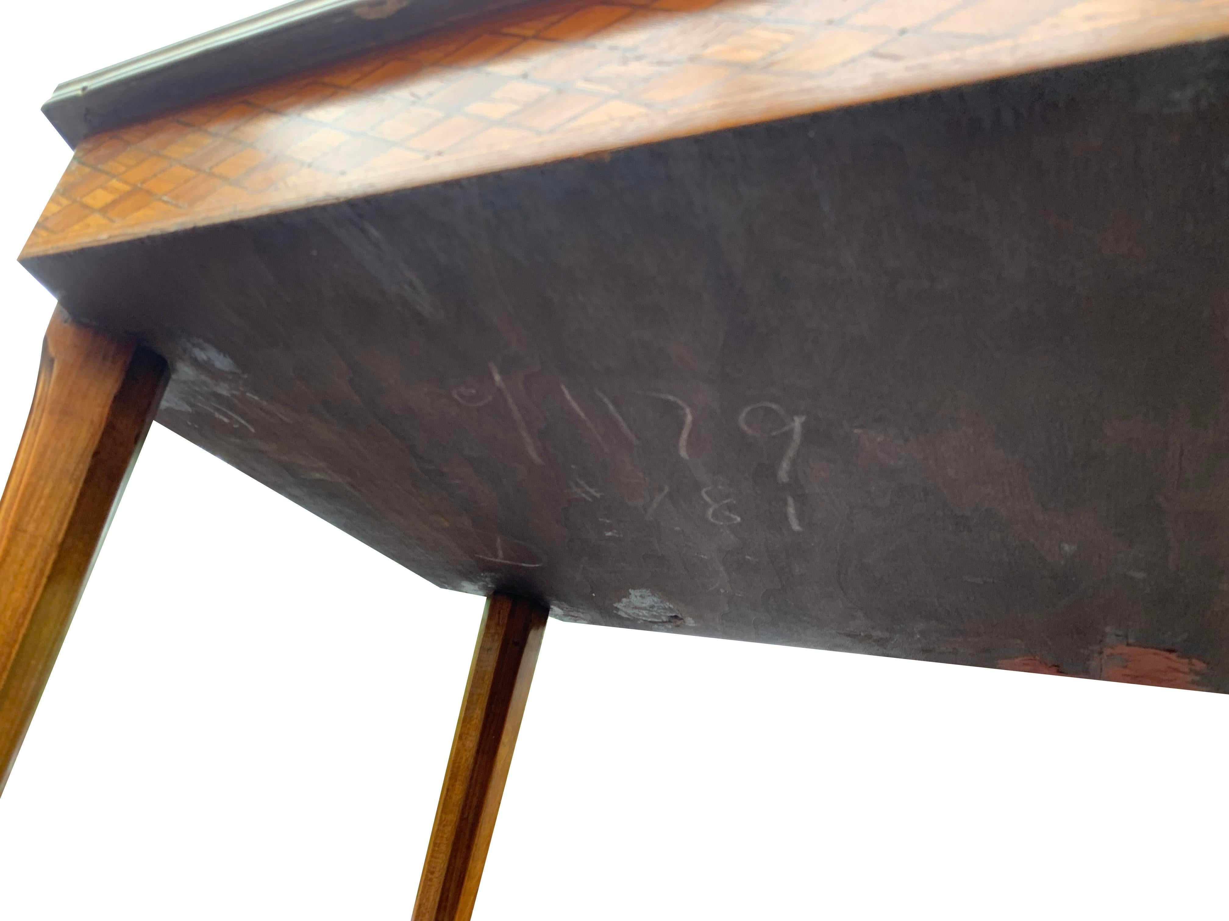 Table d'appoint française ancienne en marbre avec accents de sabots en laiton signée France en vente 2