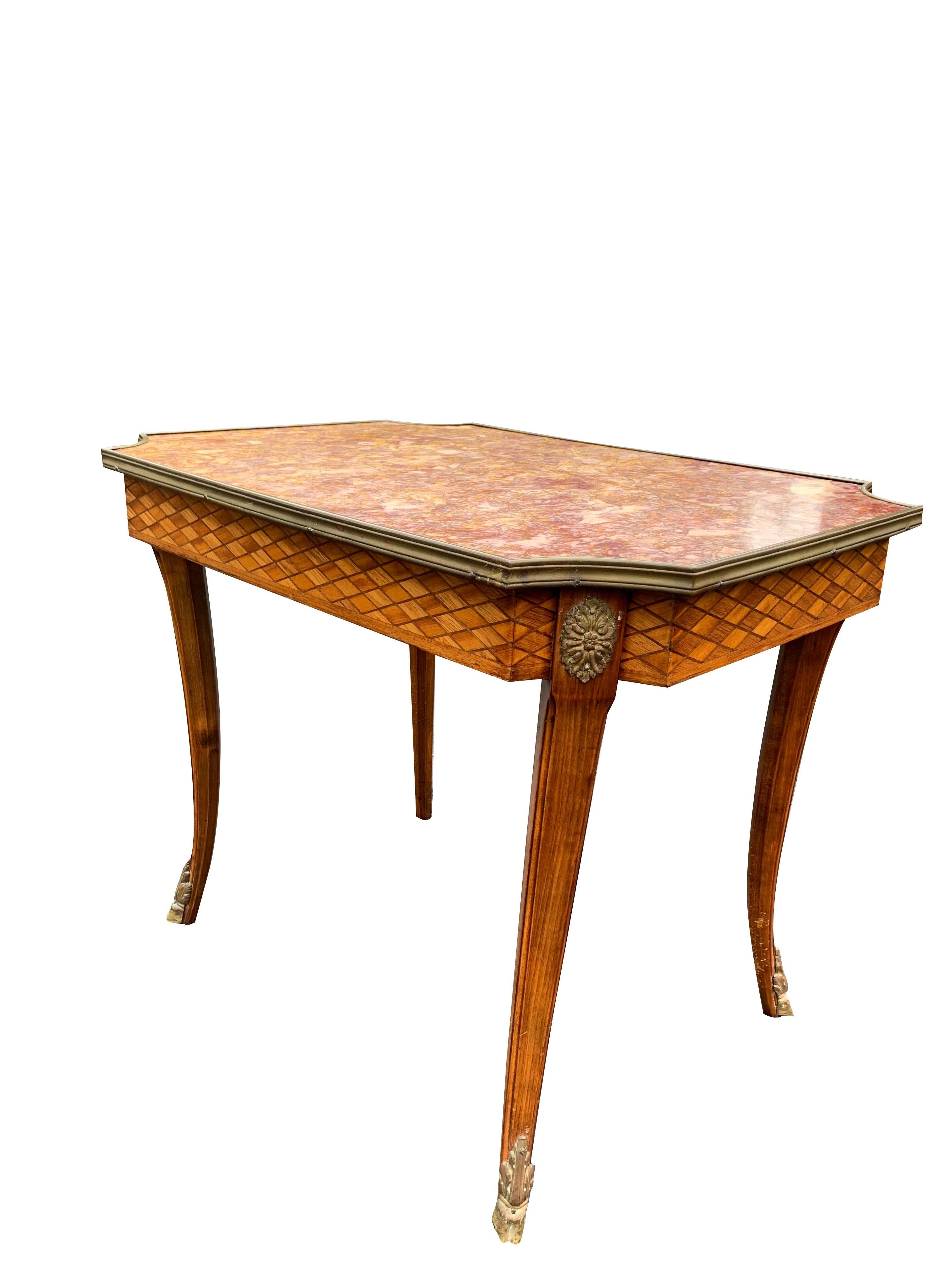 Table d'appoint française ancienne en marbre avec accents de sabots en laiton signée France en vente 3