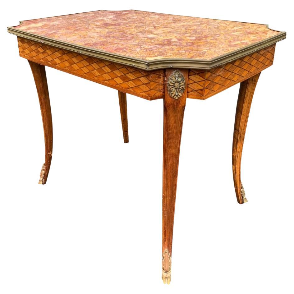 Table d'appoint française ancienne en marbre avec accents de sabots en laiton signée France en vente