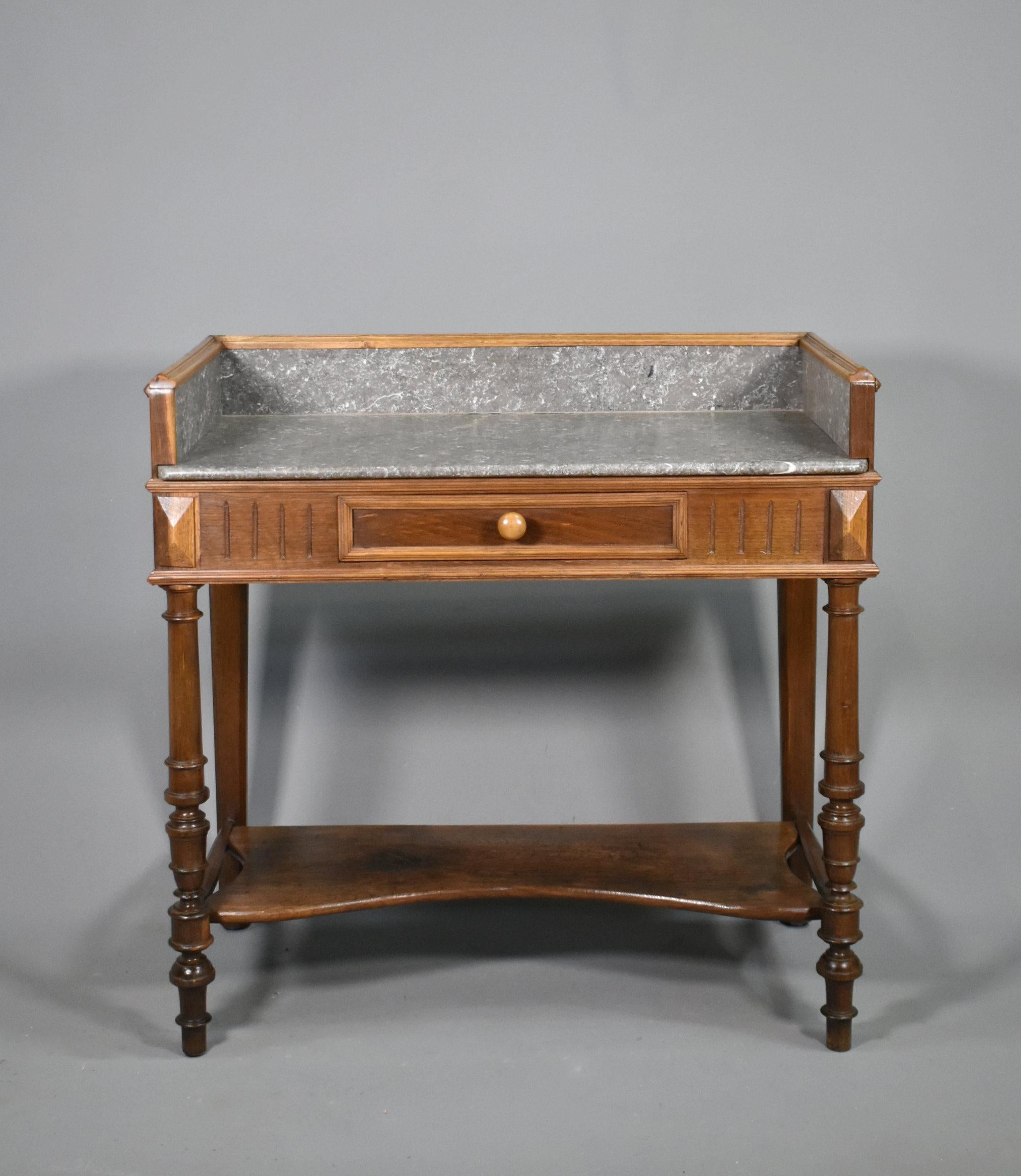 Lavabo Antique French in marmo e Oak 

Un delizioso lavabo in quercia e marmo del primo quarto del XX secolo con piano e bordo in marmo grigio e bianco variegato. 

Sotto il piano e incastonato nel fregio, c'è un piccolo cassetto con un bordo