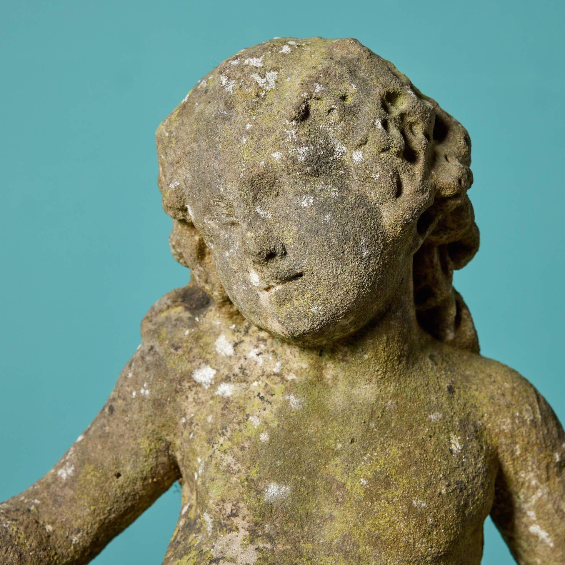 Renaissance Statue française en marbre ancien d'une jeune fille allongée en vente