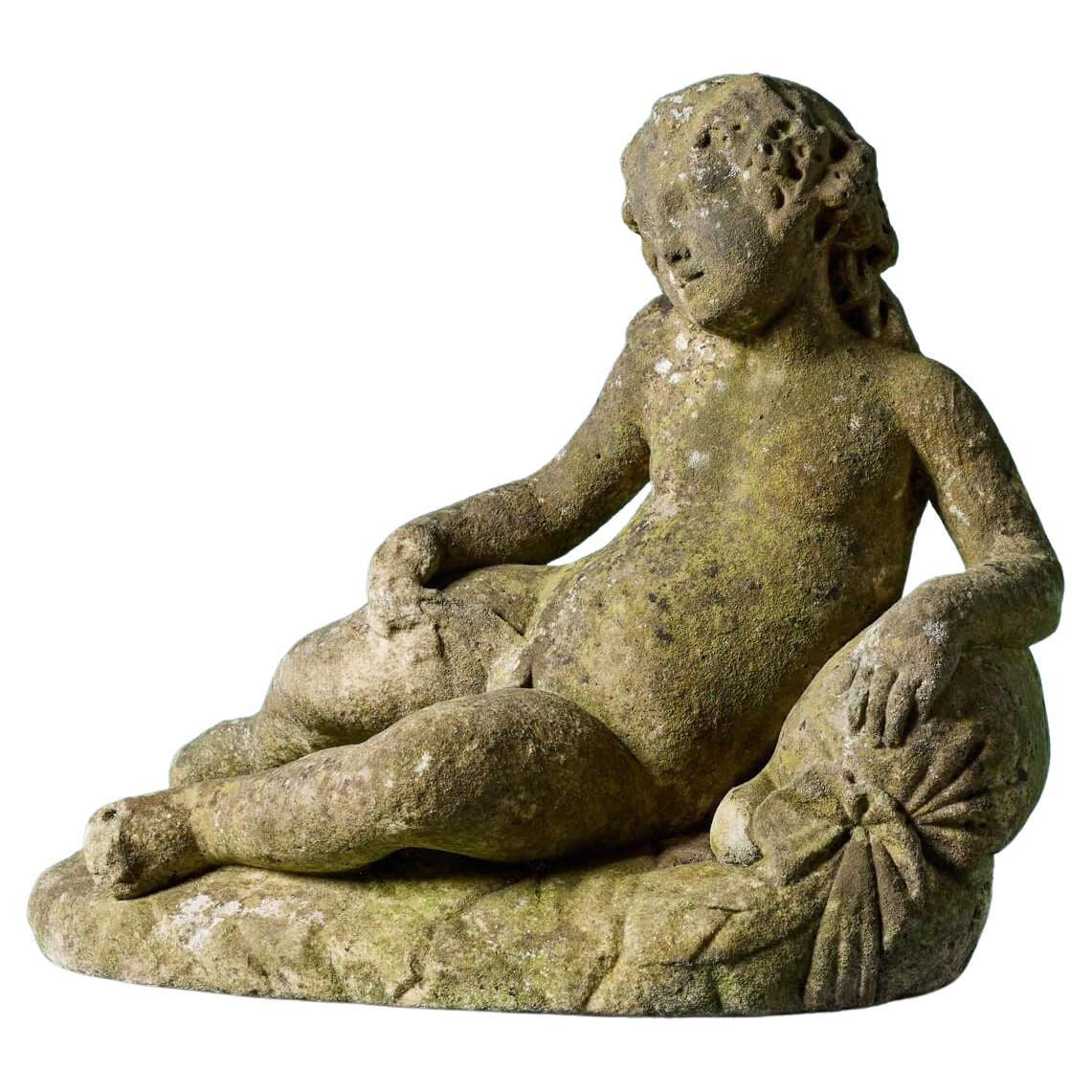 Statue française en marbre ancien d'une jeune fille allongée en vente