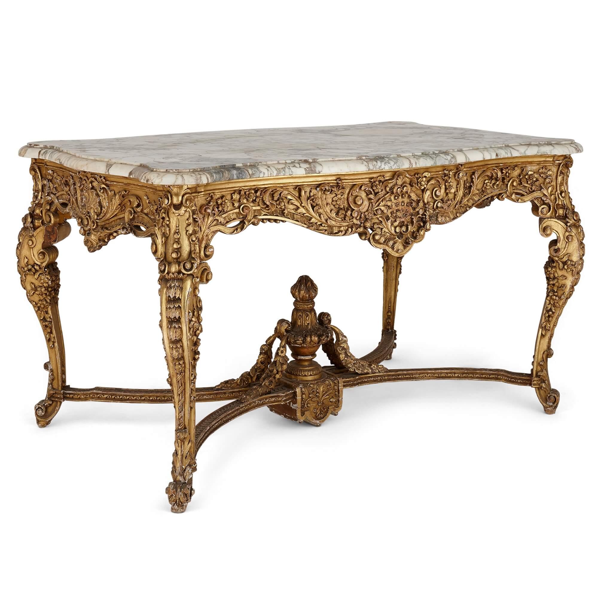 Dieser prächtige Mitteltisch zeigt alles, was den opulenten Stil der Regence-Möbelherstellung ausmacht: seine kunstvoll geschnitzten Barockmuster, seine Muscheln, seine geäderte weiße Marmorplatte. Der Tisch hat eine rechteckige Form und steht auf