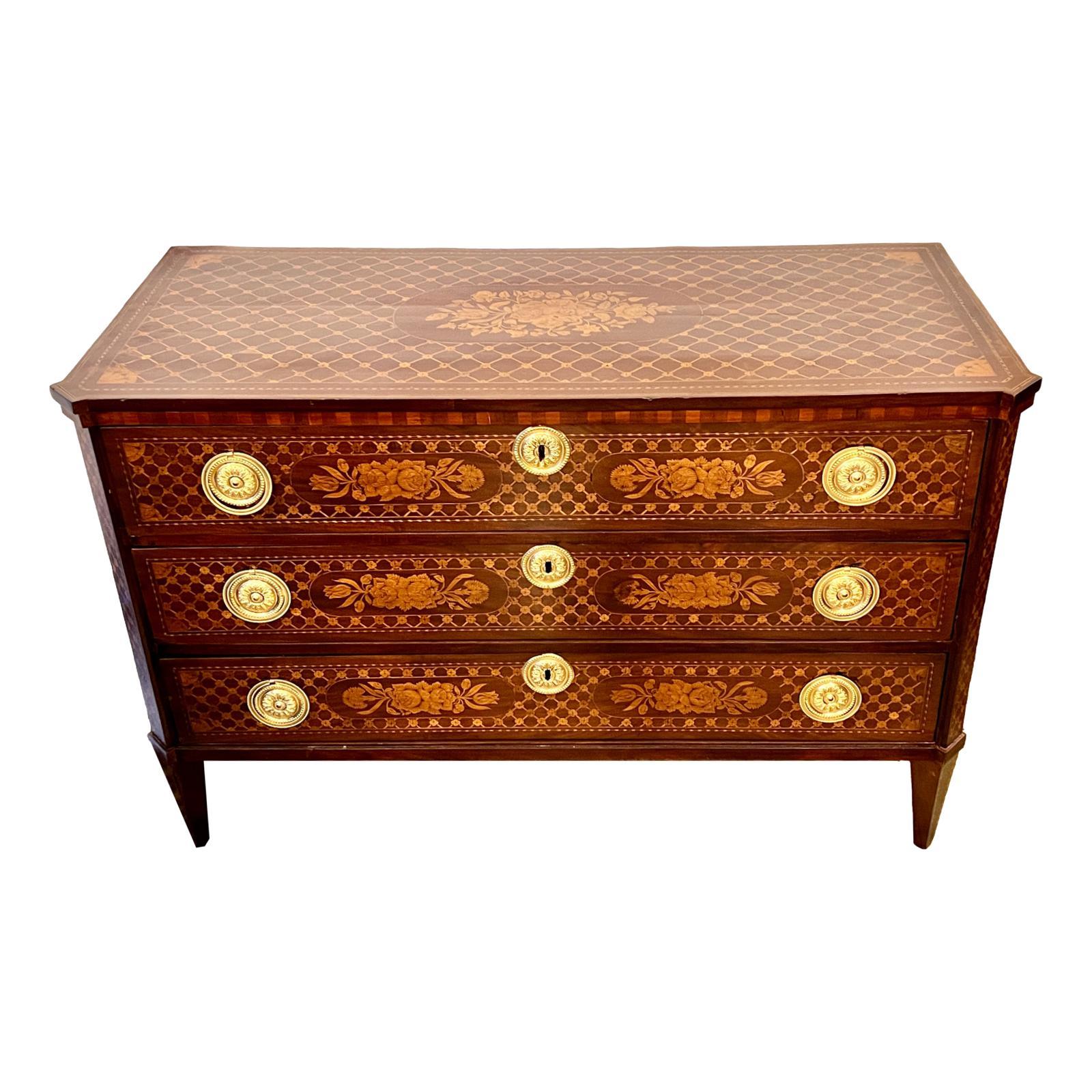 French Antique Marquetry Chest of Drawers In Good Condition For Sale In New York, NY