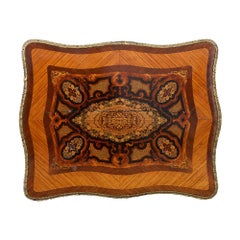 Tocador francés antiguo de marquetería con espejo y soportes de metal dorado