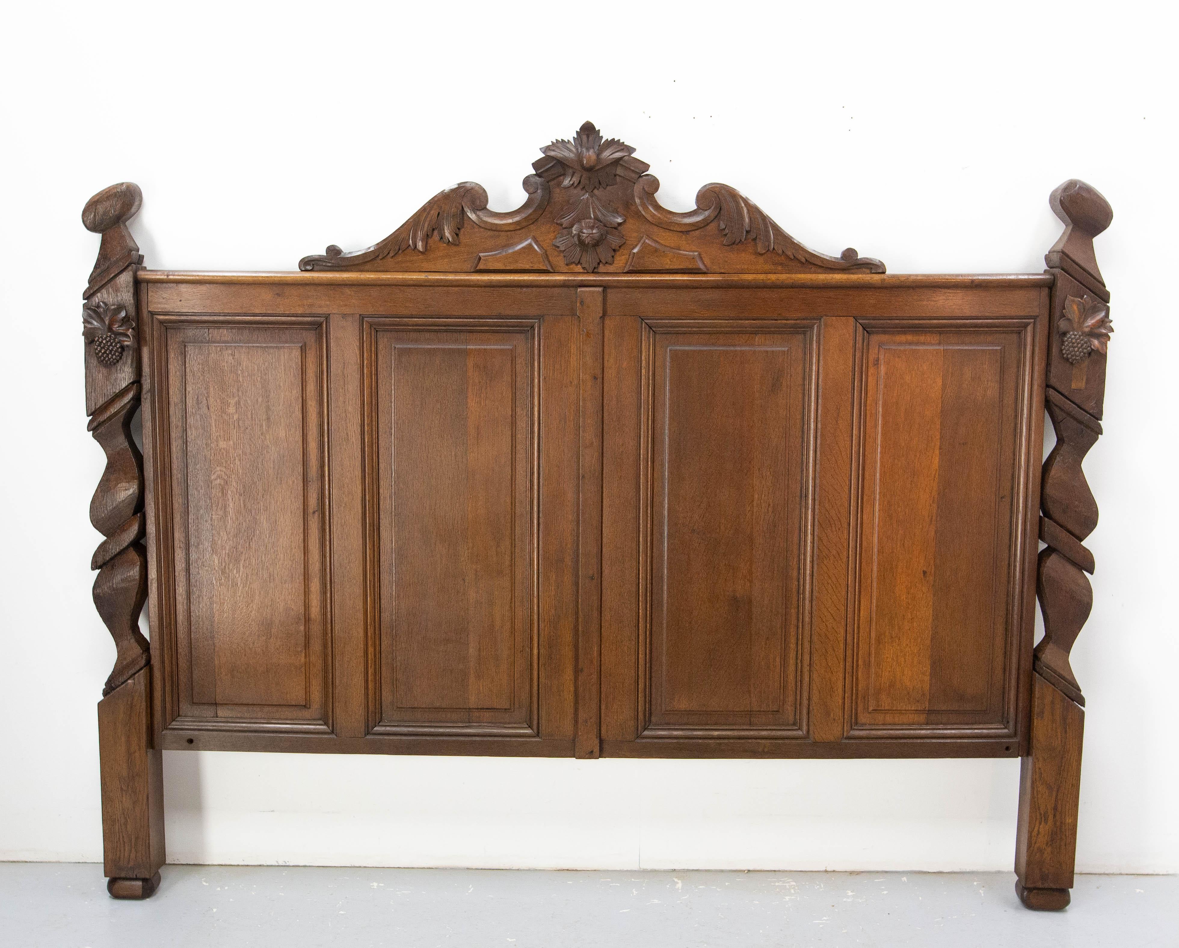 Tête de lit en chêne massif français assemblée vers 1960 par un ébéniste.
Cet artisan du bois a utilisé différents meubles, ce qui a permis de créer une tête de lit monumentale et d'en faire une pièce de caractère.
Les pièces utilisées pour cette
