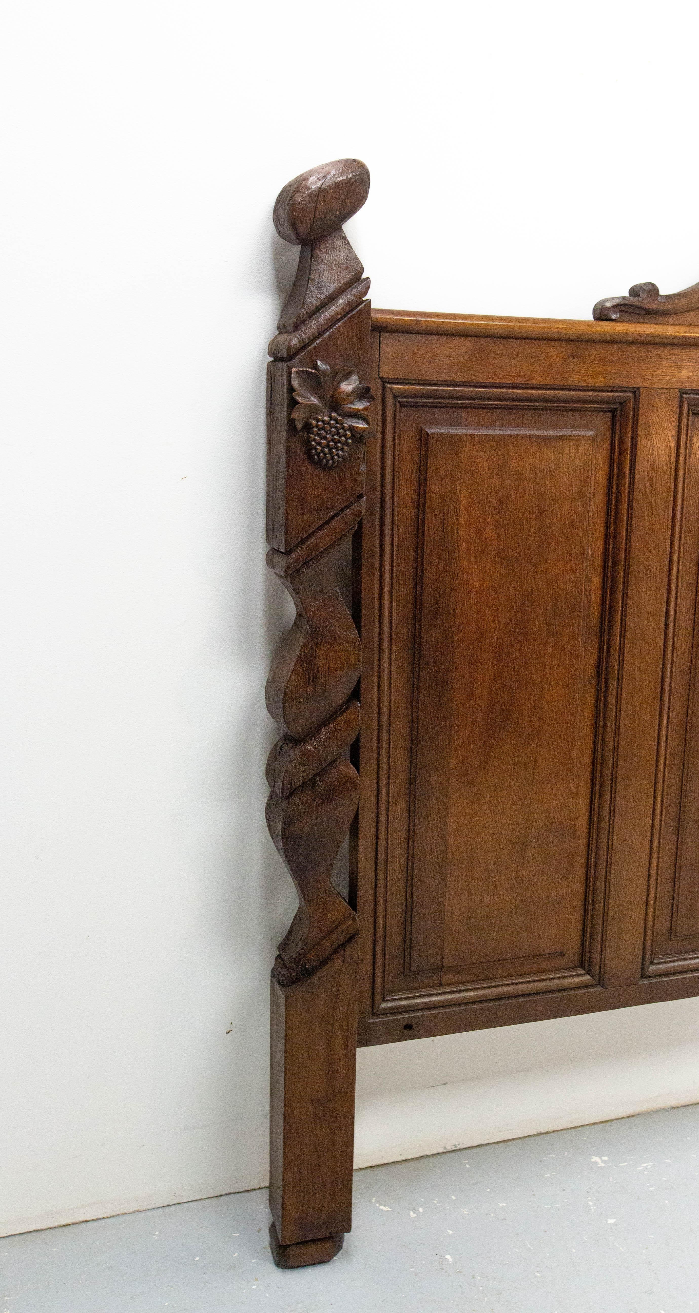 Milieu du XXe siècle Antique French Massive Oak Oak Head Board Assembled for King Size Bed circa 1960 en vente