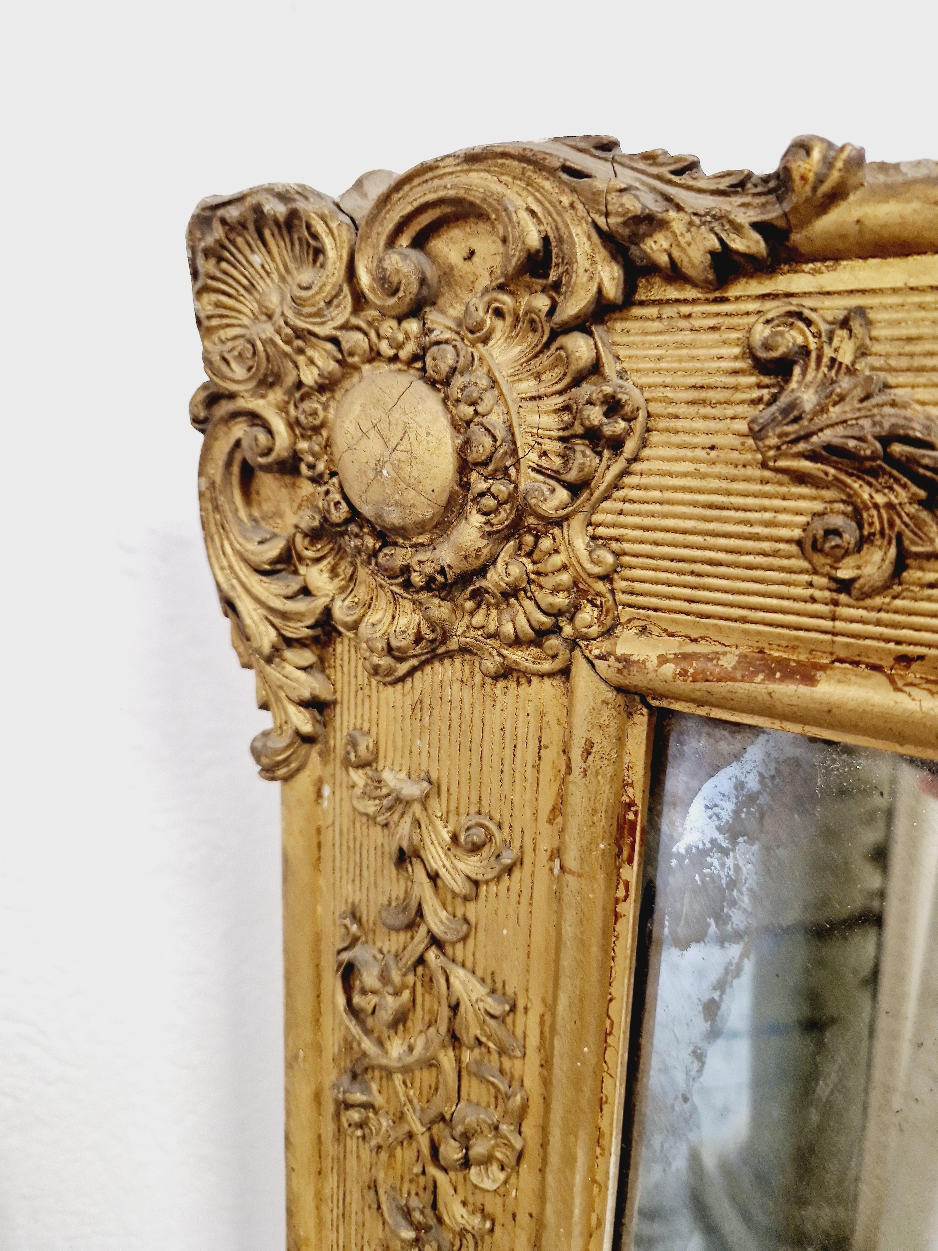 Questo bellissimo specchio francese antico è un vero pezzo di storia. Realizzato nel XIX secolo durante l'epoca Regency, presenta una splendida finitura in oro antico ed è incorniciato in legno. Con una lunghezza di 150 cm, un'altezza di 84 cm e una