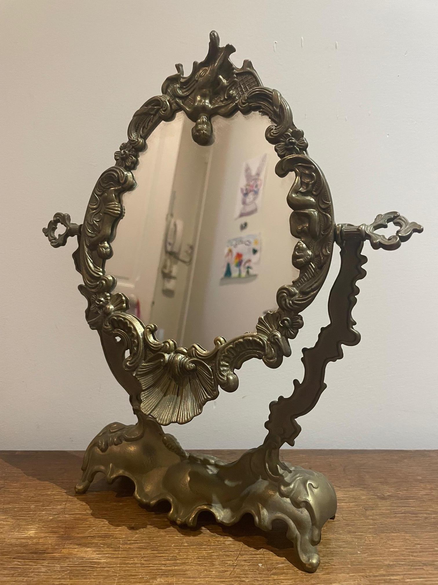 French Antique Mirror with Cherubs In Good Condition For Sale In Brooklyn, NY