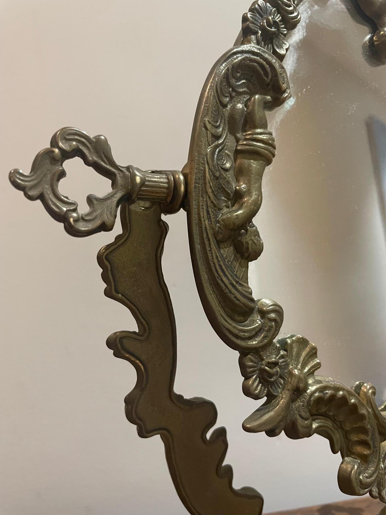 Antiker französischer Spiegel mit Putten (Messing) im Angebot