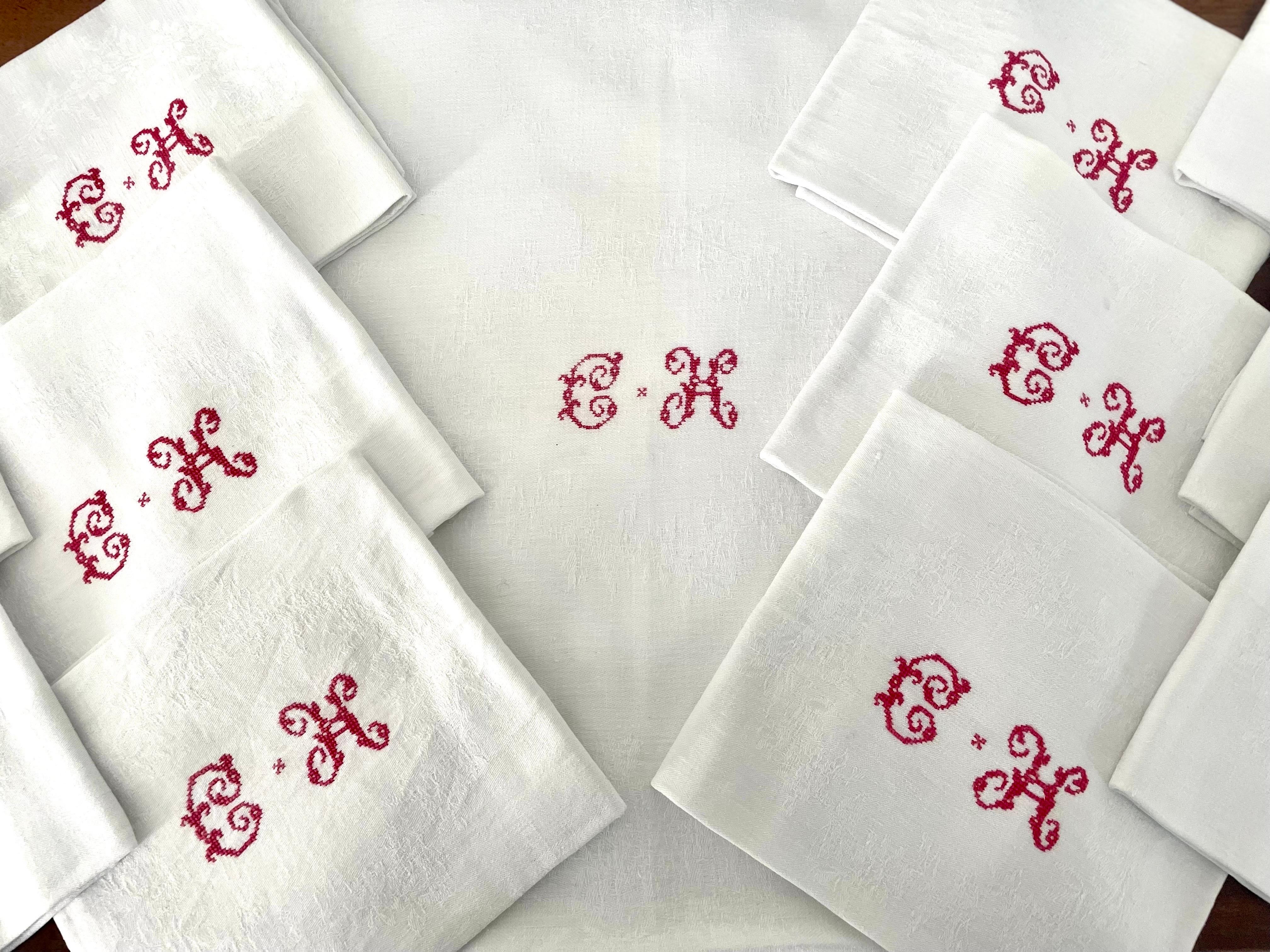 Very nice set of old linen from the end of the 19th, beginning of the 20th century including a tablecloth and its 12 matching napkins.
The tablecloth and napkins are very elegant and refined. The set is monogrammed with the initials 