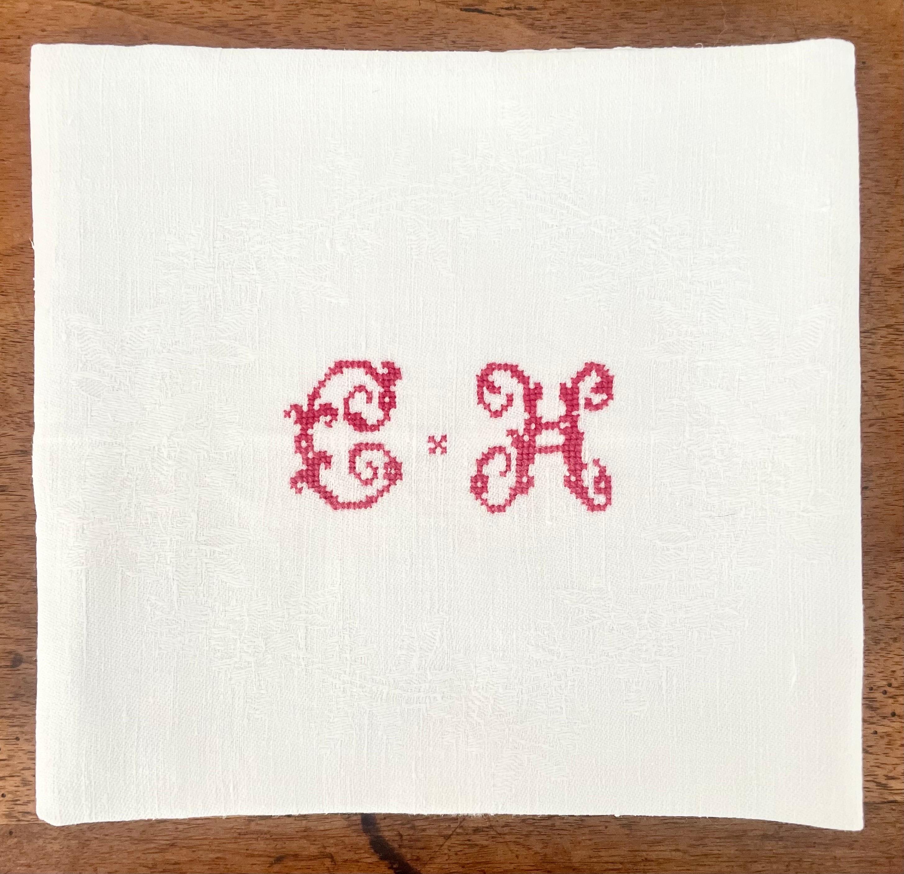 French Antique Monogrammed Embroidered Damask White Tablecloth & Its 12 Napkins In Good Condition For Sale In Beuzevillette, FR