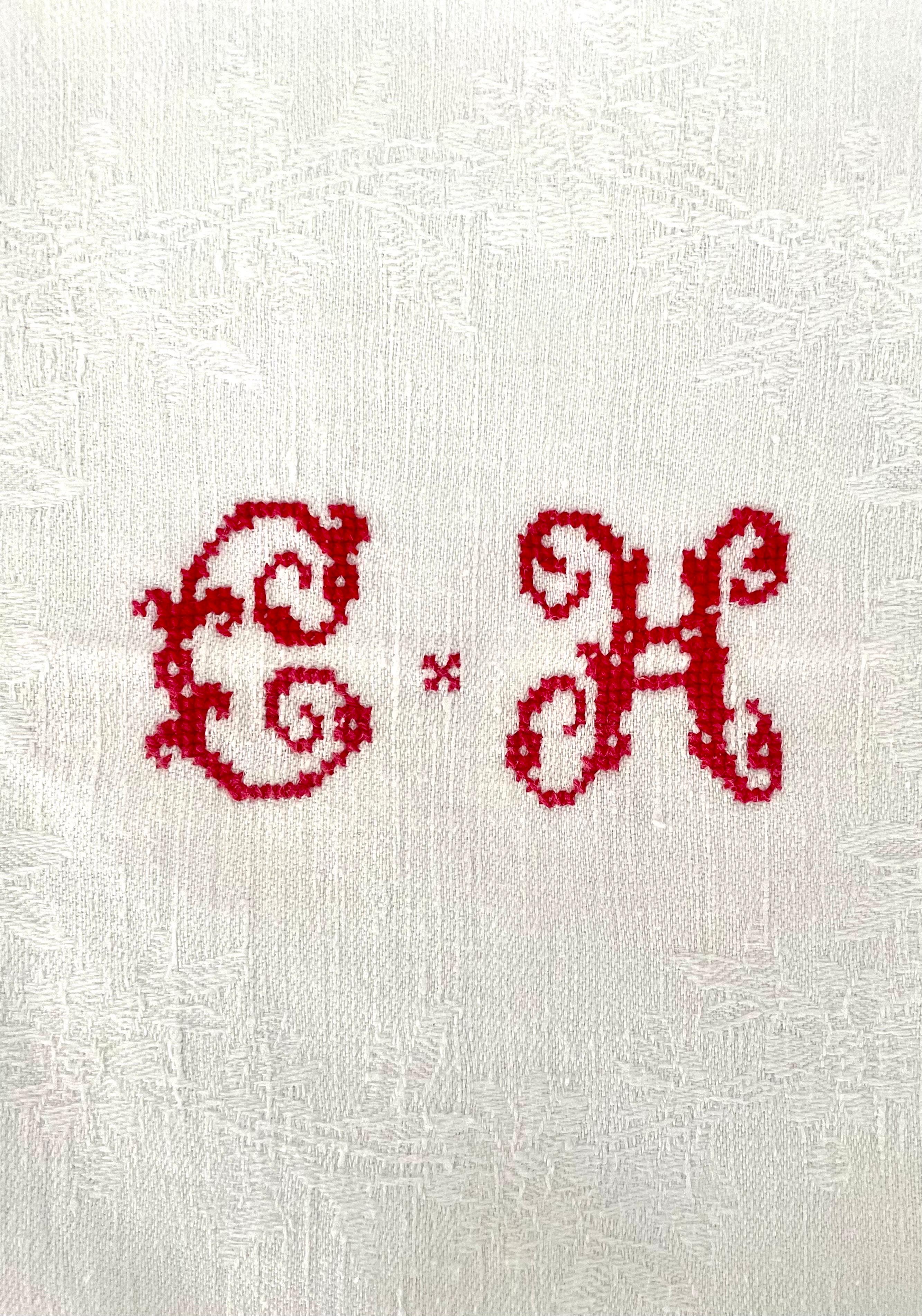 20ième siècle Tissu de table ancien en damas blanc brodé et monogrammé et ses 12 serviettes en vente