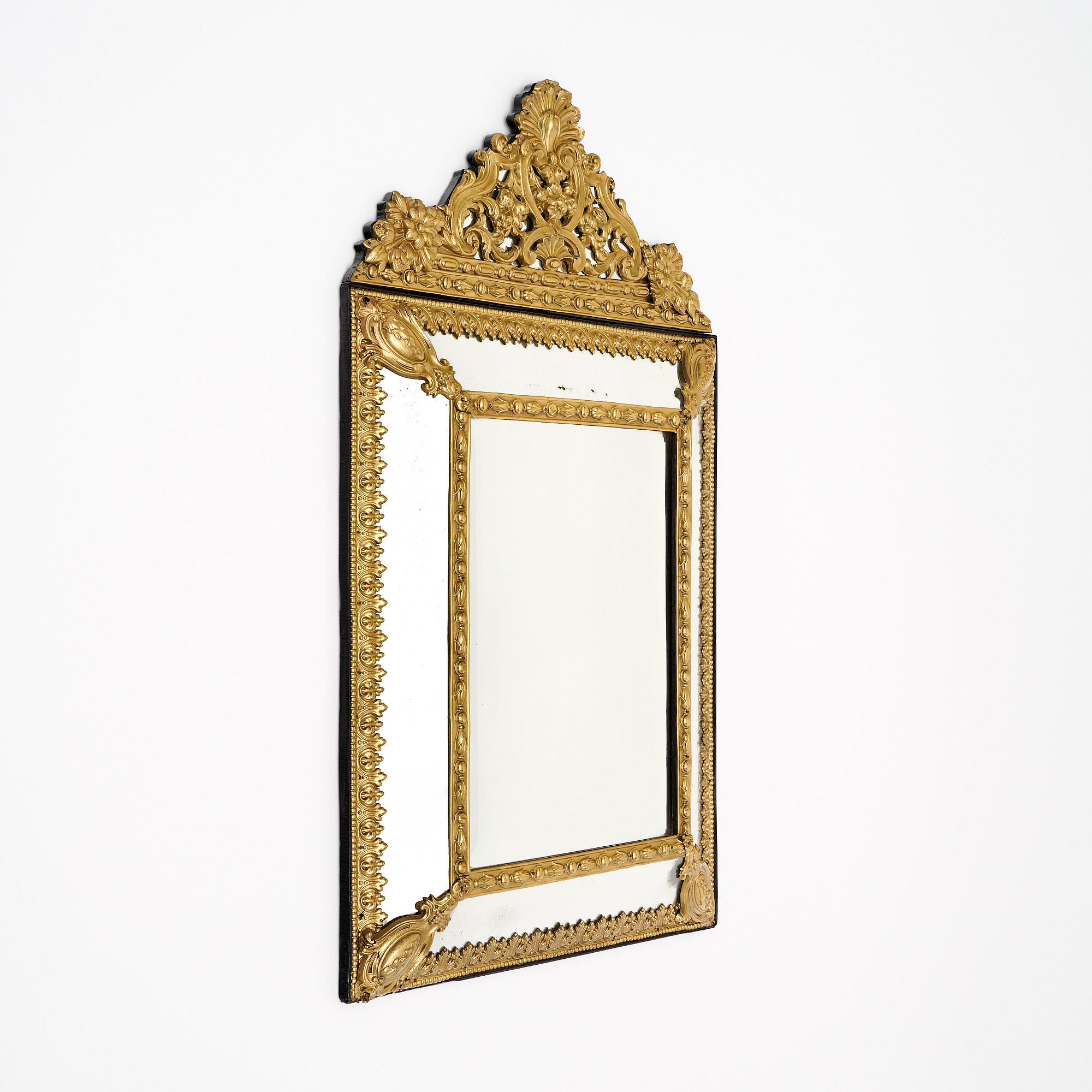 Specchio proveniente dalla Francia in stile Napoleone III. Questo pezzo è realizzato in bronzo finemente fuso o in ormolu con decorazioni intricate. La cornice presenta foglie d'acanto stilizzate, 