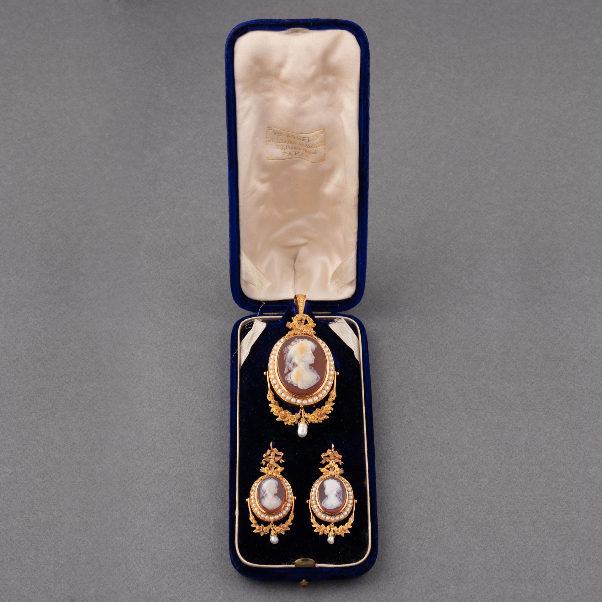 Ein sehr schönes antikes Set, hergestellt in Frankreich um 1850.
Hergestellt in mehreren Farben von Gold 18K, besetzt mit natürlichen Perlen und Achat Kameen.
Punzierung von Gold: der Adlerkopf.
Im Originalkarton.
Abmessungen des Anhängers: 80 mm