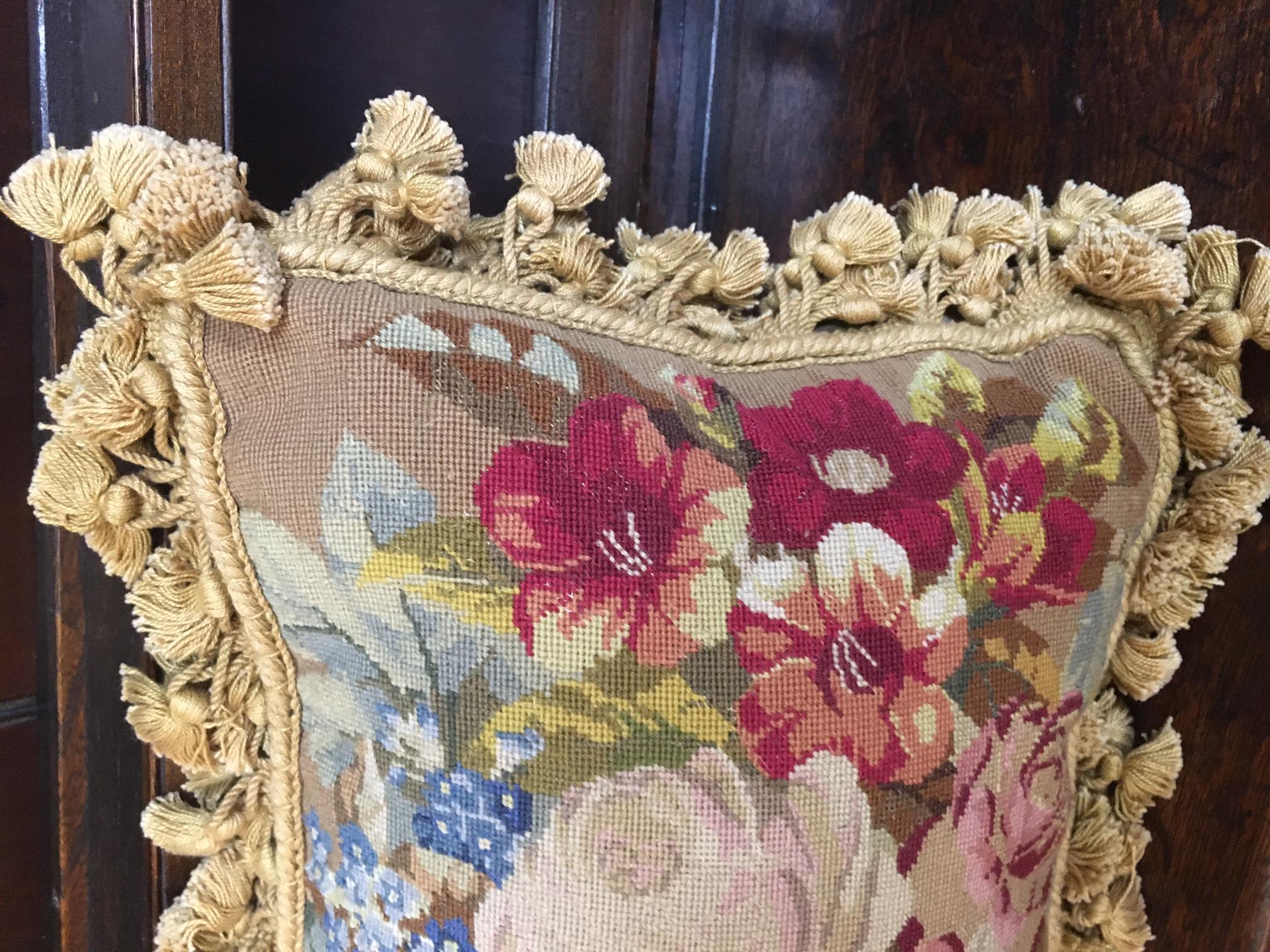 Dieses hübsche rechteckige Kissen aus französischer Handarbeit zeigt ein reichhaltiges gemischtes Bouquet aus blauem Rittersporn, cremefarbenen Rosen und Blüten, rosafarbenen Pfingstrosen, kirschroten Kosmen, pfirsichfarbener Kapuzinerkresse und