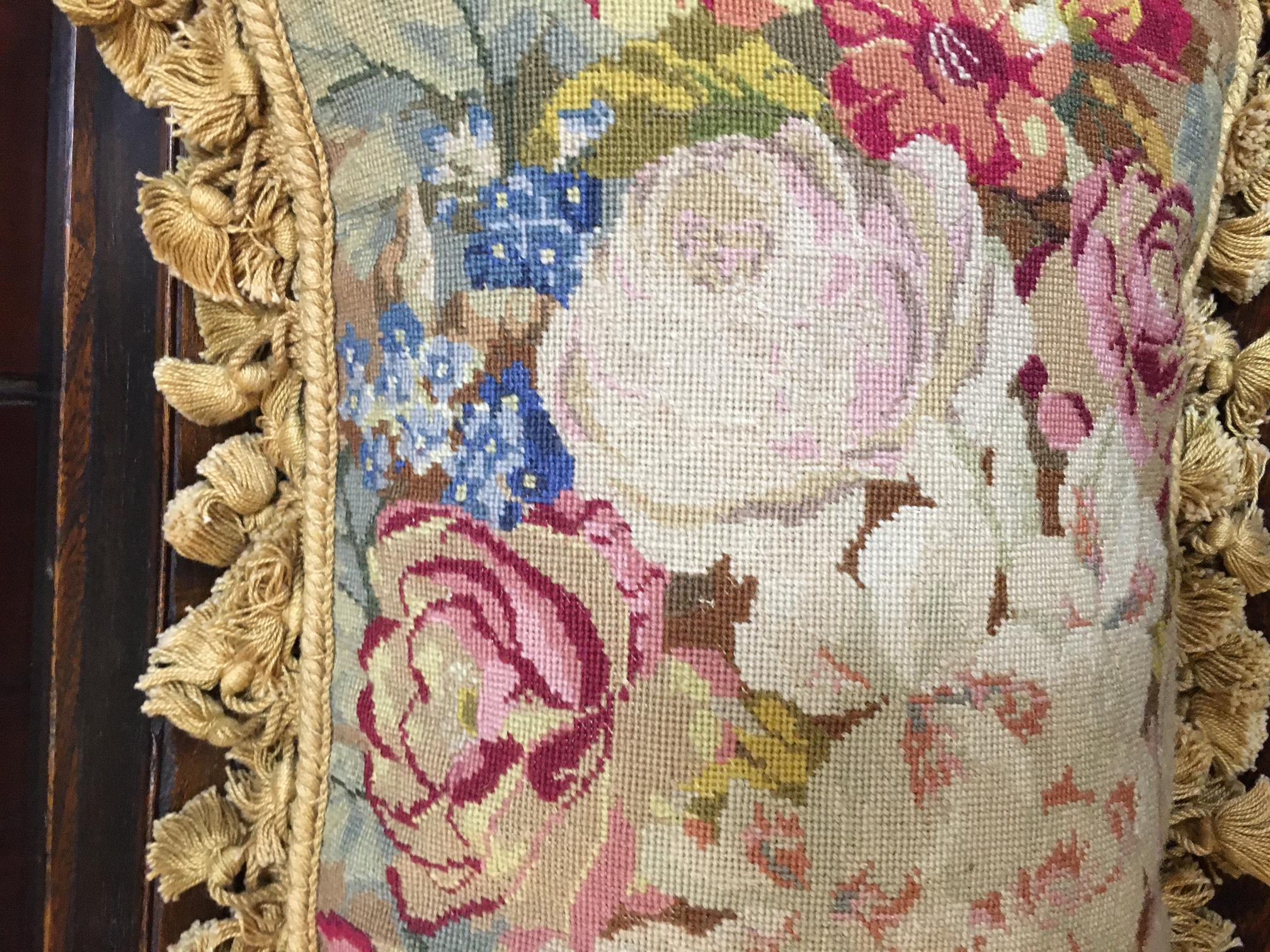 Französisch Antik Needlepoint Floral Rechteckige Kissen mit Quaste Fransen (Französische Provence) im Angebot