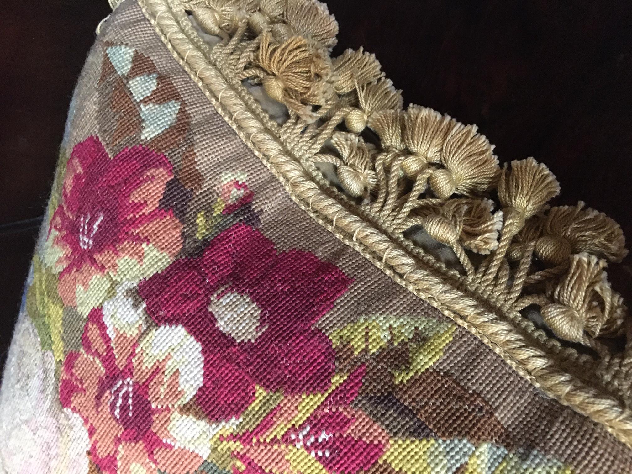 Französisch Antik Needlepoint Floral Rechteckige Kissen mit Quaste Fransen (Spätes 19. Jahrhundert) im Angebot