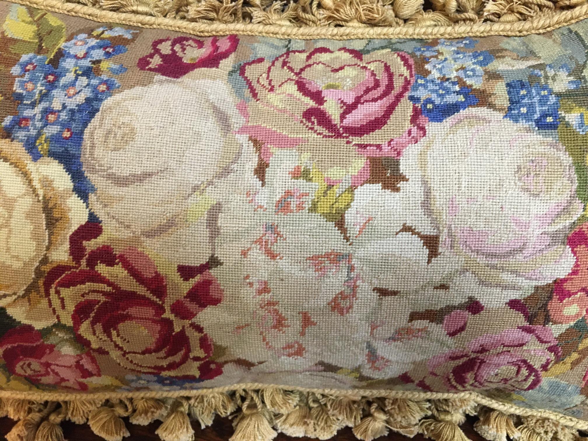 Französisch Antik Needlepoint Floral Rechteckige Kissen mit Quaste Fransen (Wolle) im Angebot