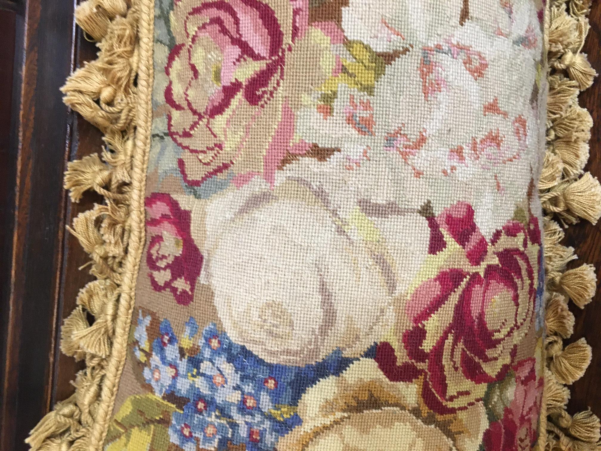 Französisch Antik Needlepoint Floral Rechteckige Kissen mit Quaste Fransen im Angebot 1